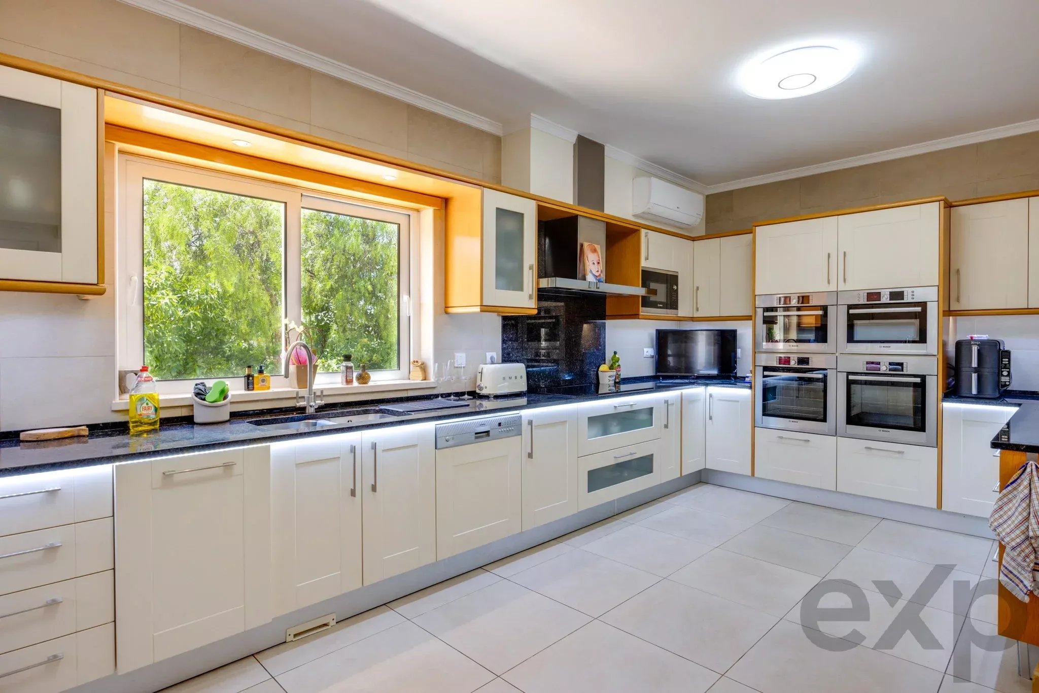 5-Bed American-Style Family Villa with Pool, Between Lagos and Praia da Luz 87053335 image 5