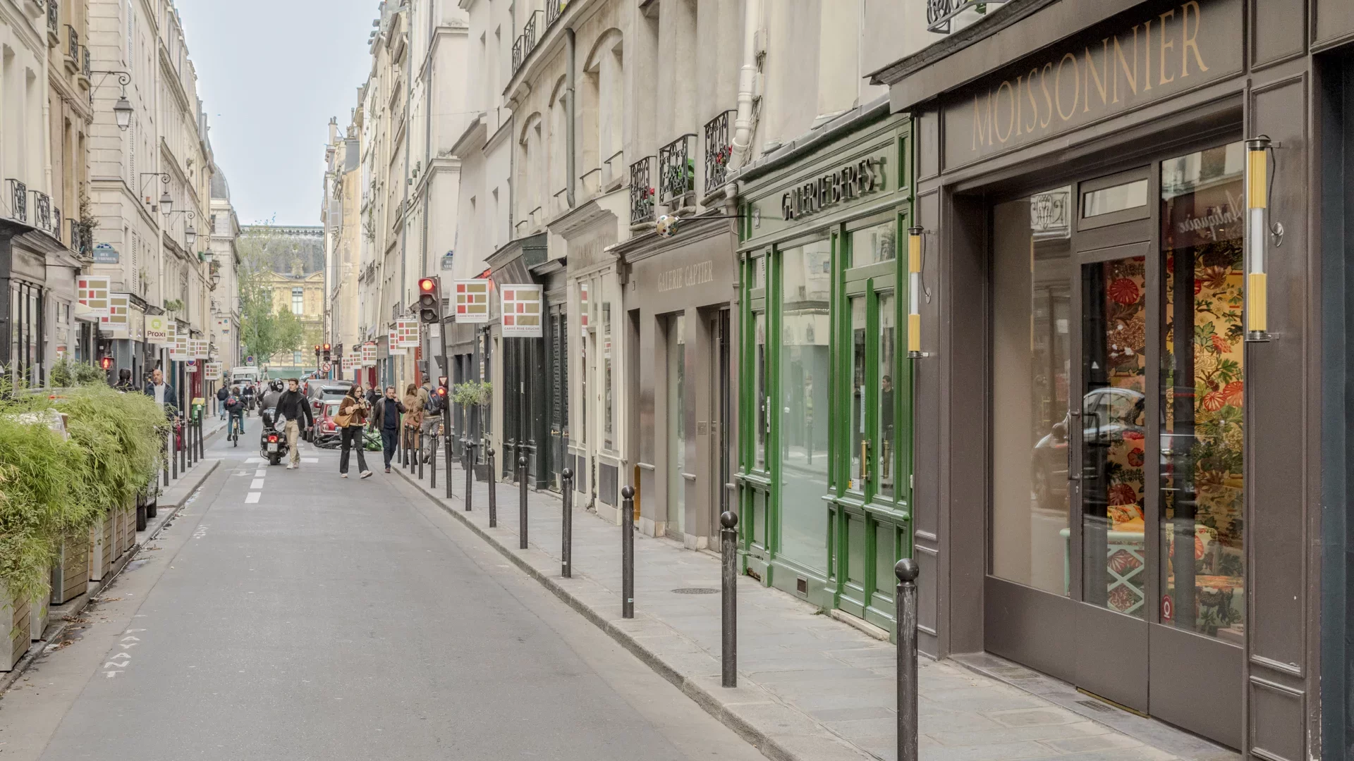 Paris 7e - Paris 7e - RUE DU BAC / BEAUNE - Boutique à vendre - 162m²