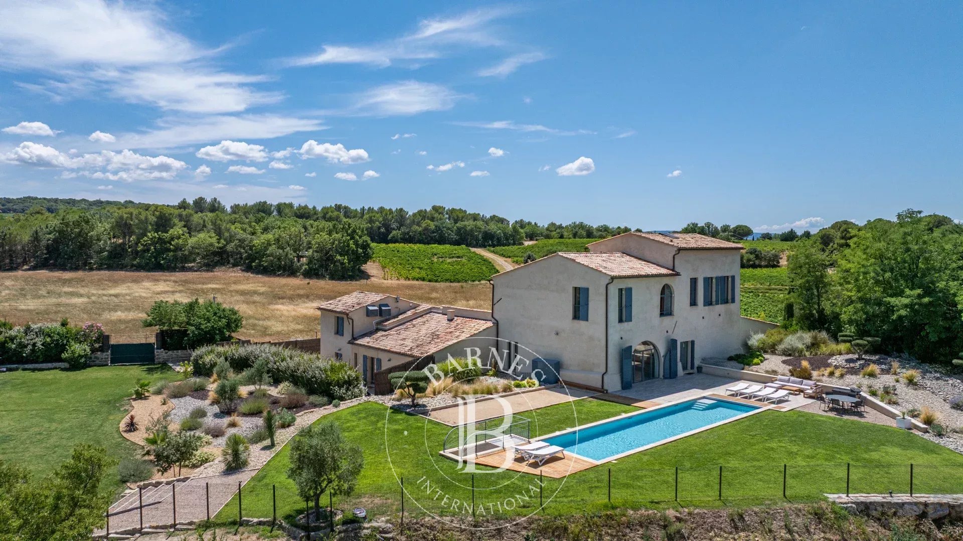 SOUTH LUBERON – LA TOUR D’AIGUES – RENOVATED PROPERTY WITH INDEPENDENT HOUSE – 400 SQM – SWIMMING POOL – 4,400 SQM LAND – PANORAMIC VIEW