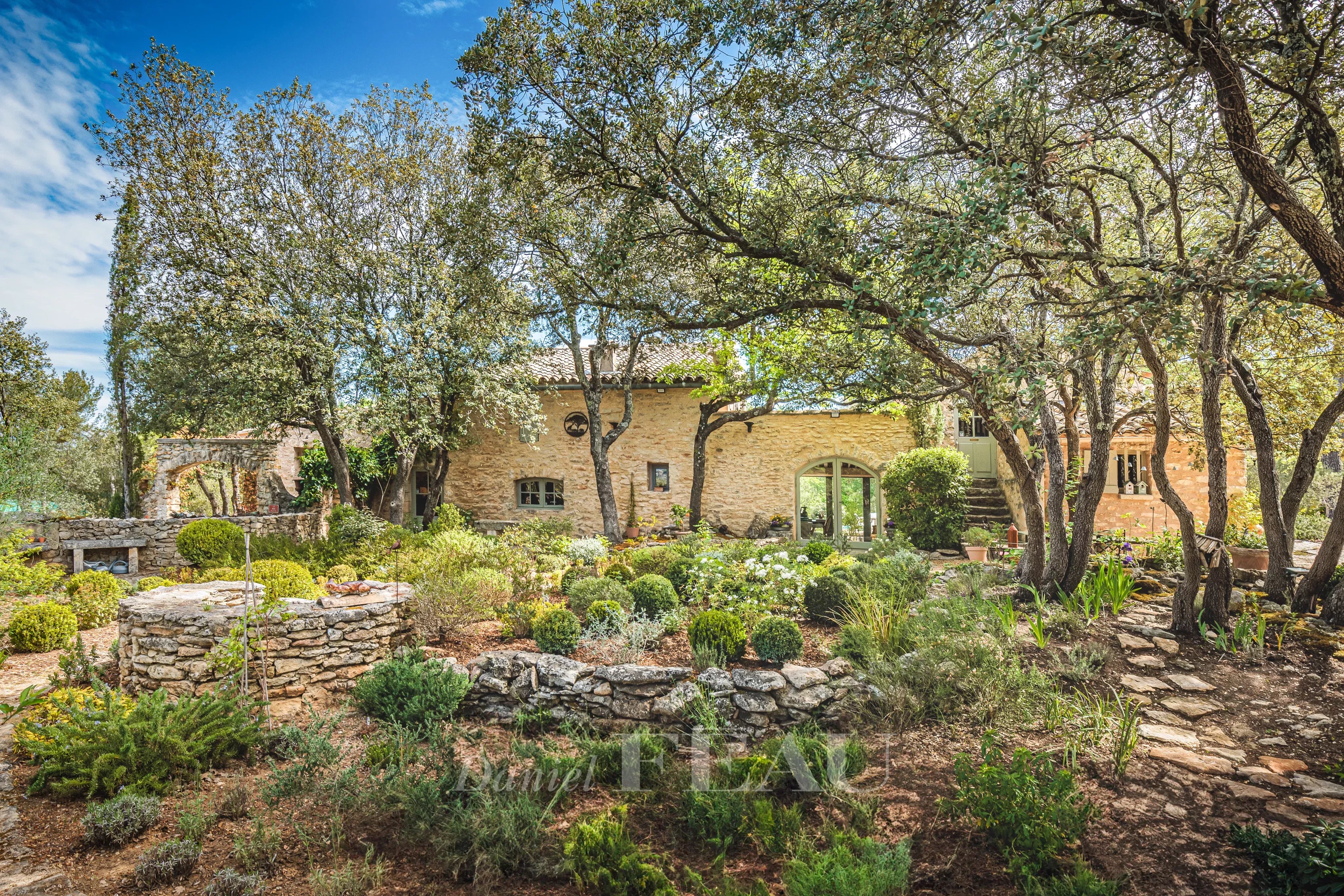 Ménerbes – A 17th century property enjoying a view