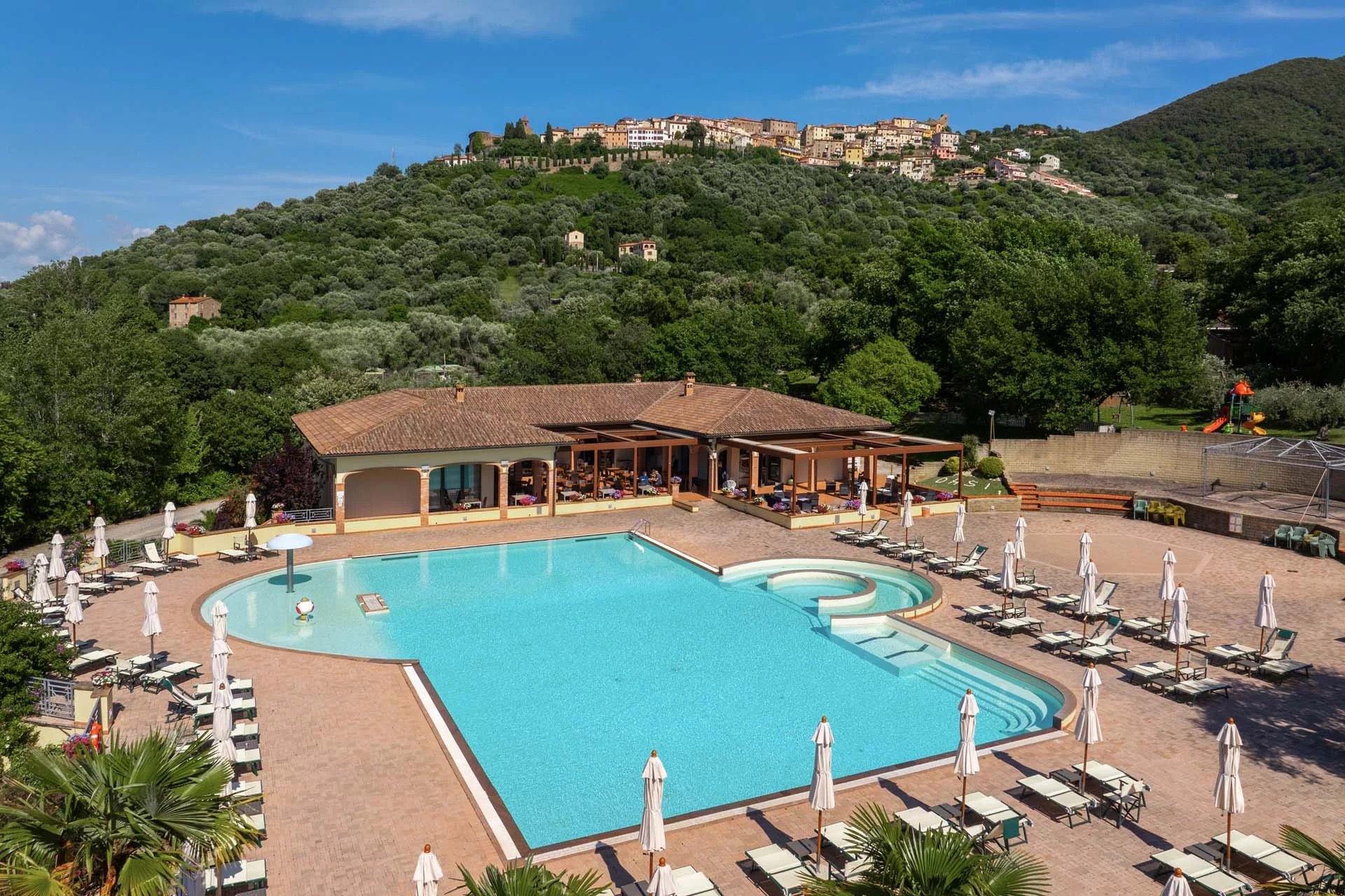 RESORT CON CAMPEGGIO IN VENDITA SULLA COSTA TOSCANA