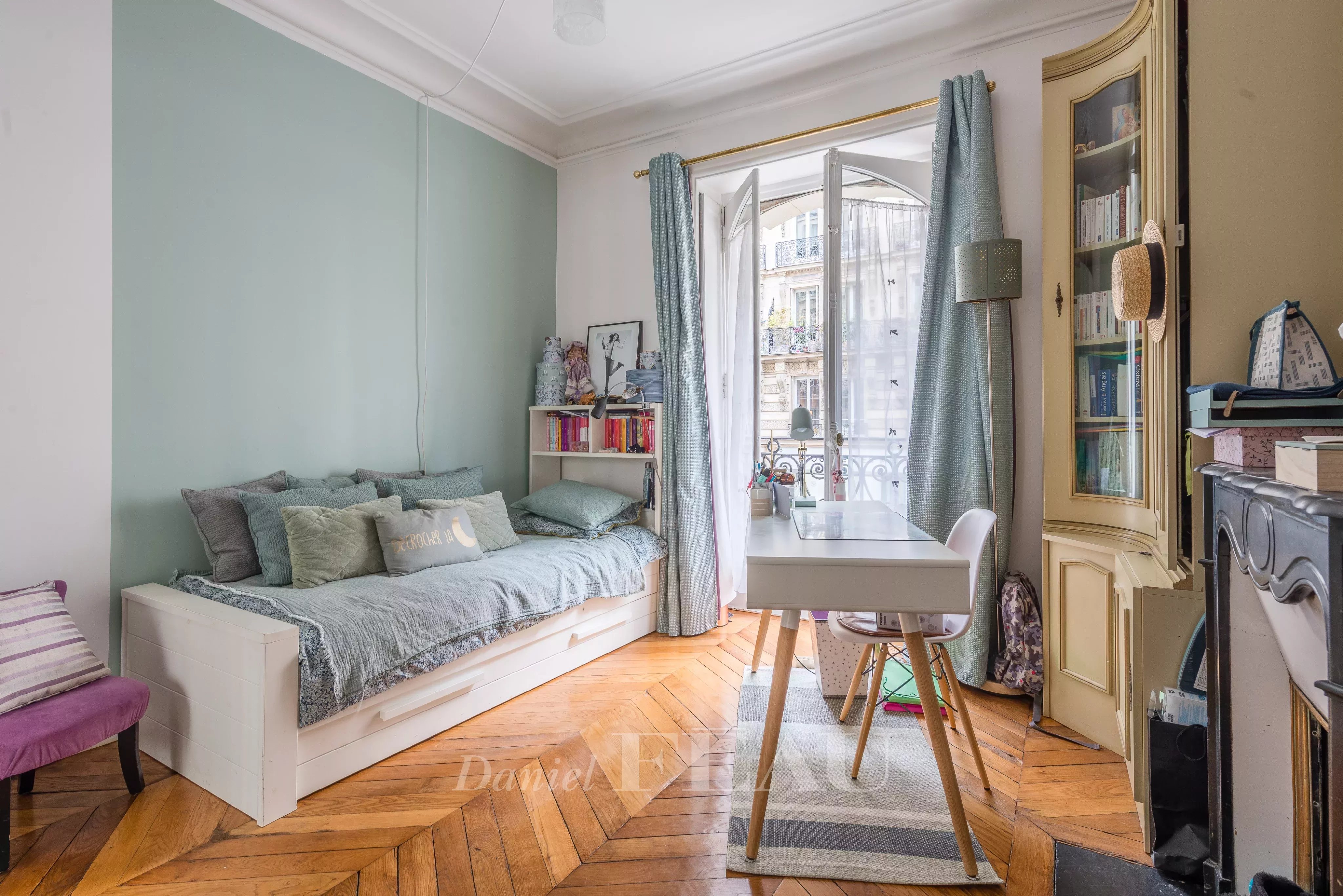 Grande chambre ensoleillée
