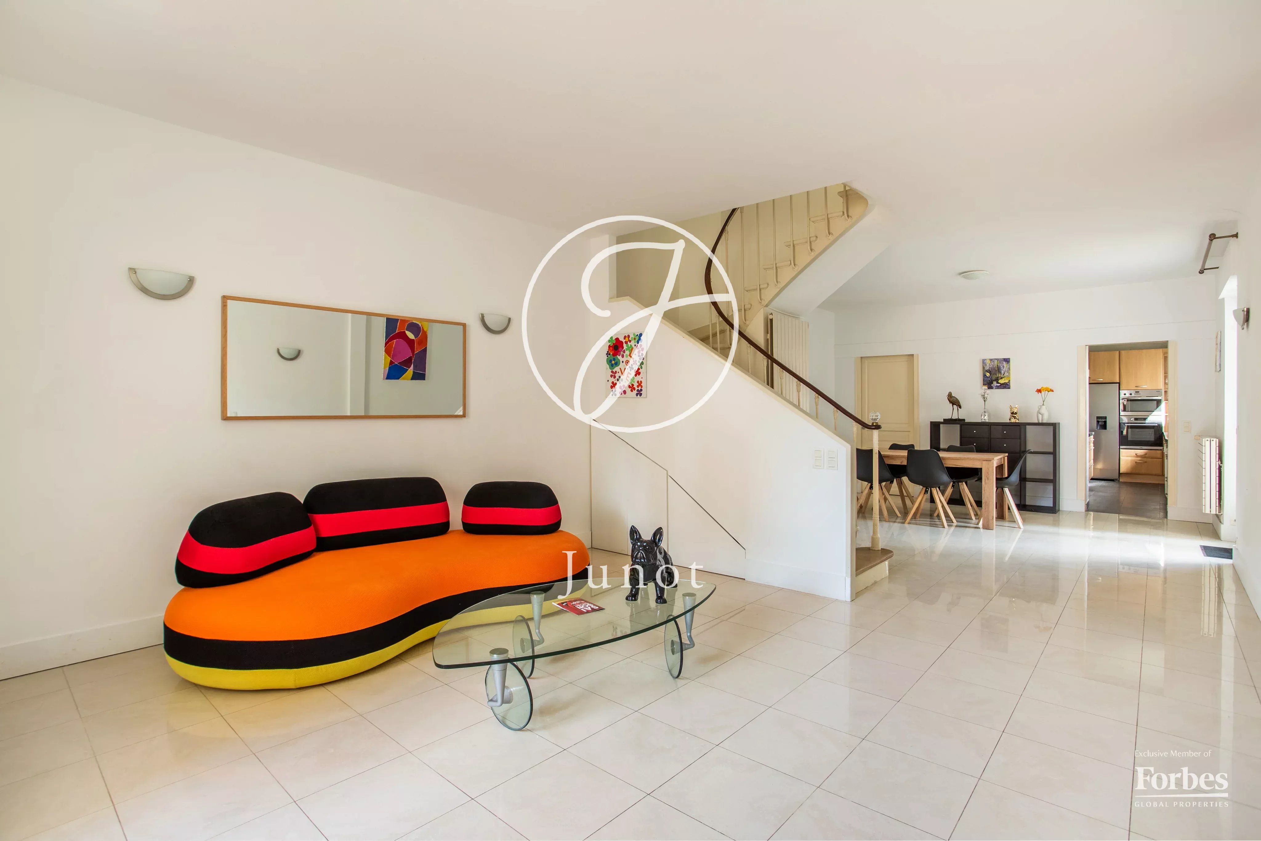 Chatou - PLACE MAURICE BERTEAUX / CENTRE-VILLE - Maison familiale meublée à louer - 6 pièces – 193,95m² – 5 chambres – Jardin – 2 terrasses.