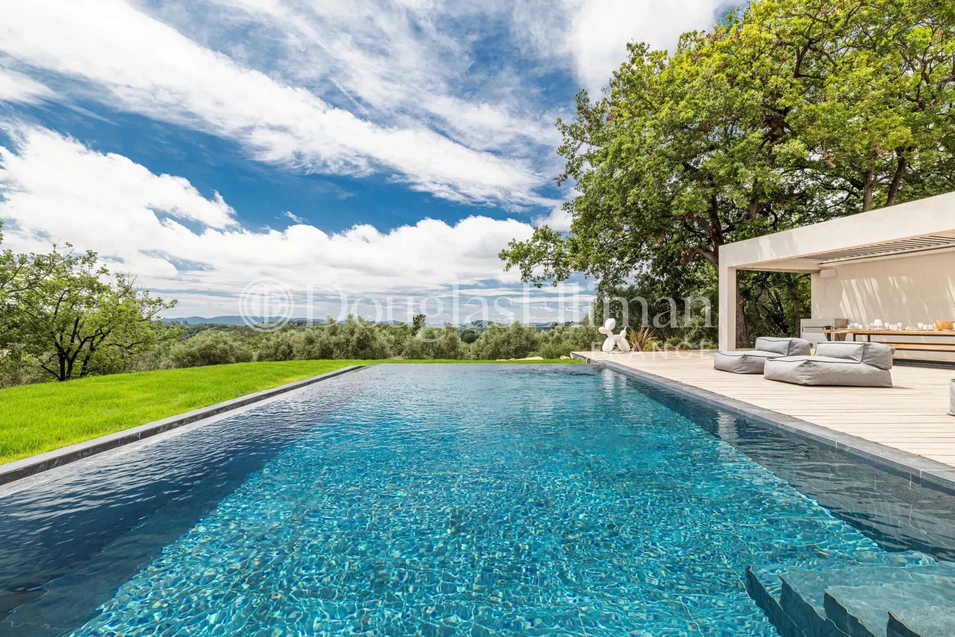 OPIO – Exceptional contemporary villa in a private estate - Picture n°2