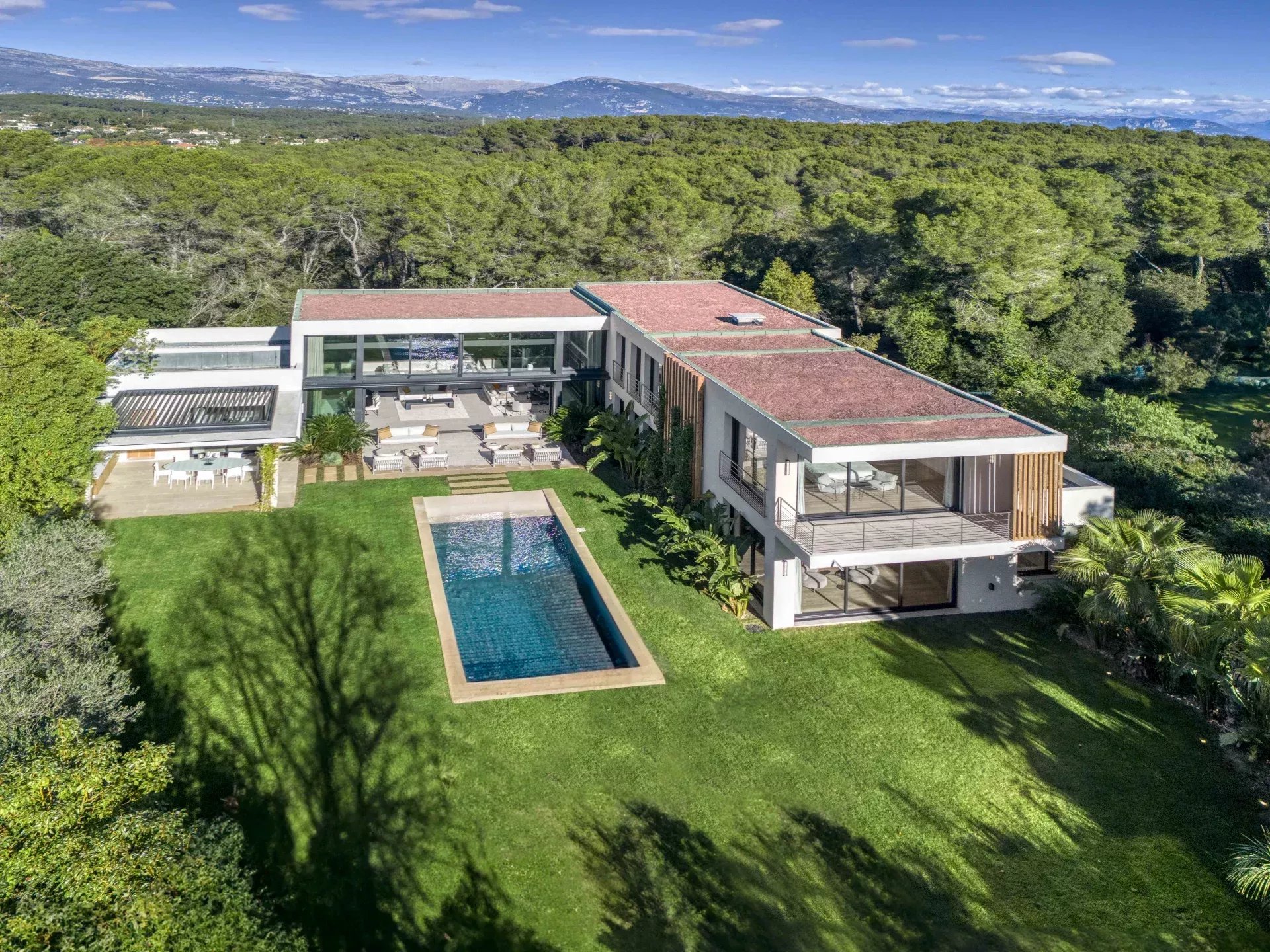 MOUGINS LES PARCS - VILLA CONTEMPORAINE NEUVE