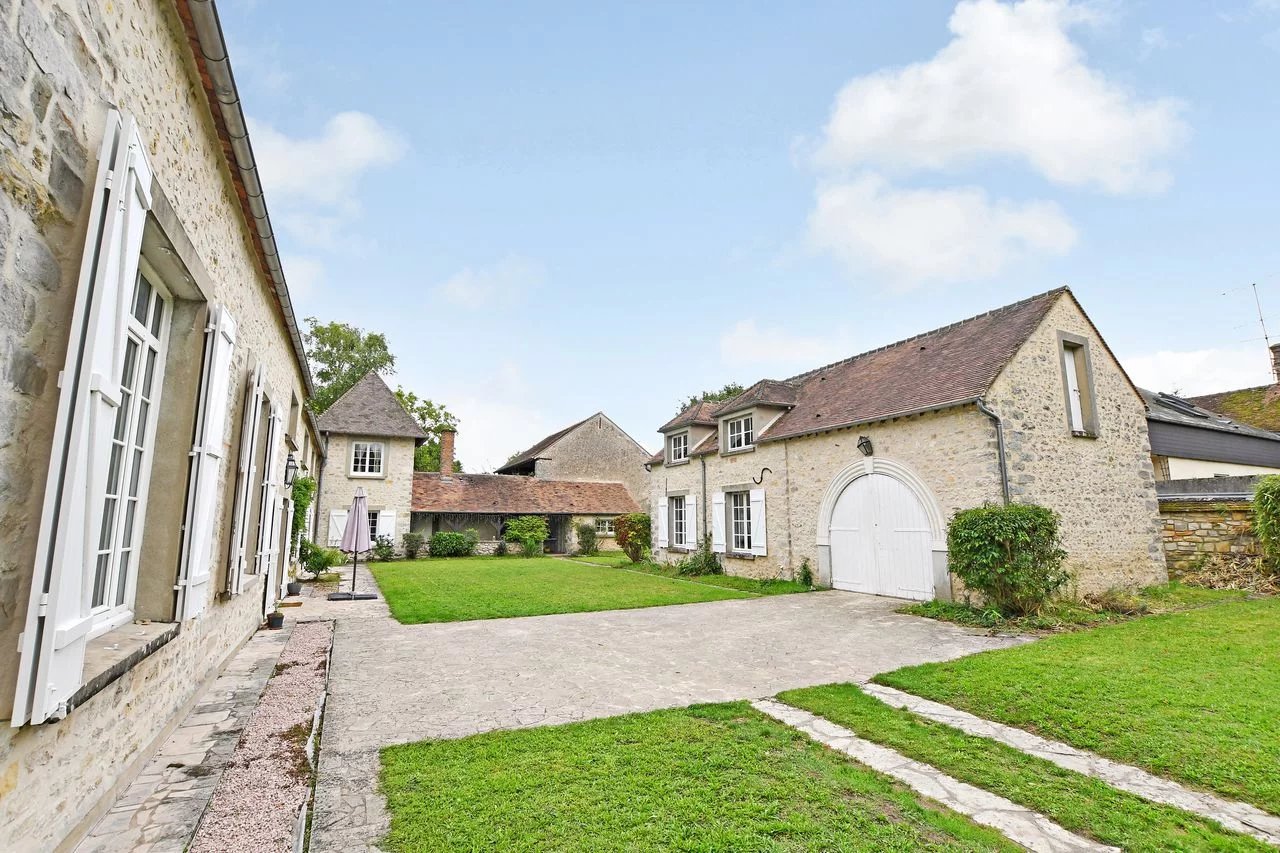 SEINE ET MARNE - SUD DE FONTAINEBLEAU - MAISON DE 8 PIECES + DEPENDANCE