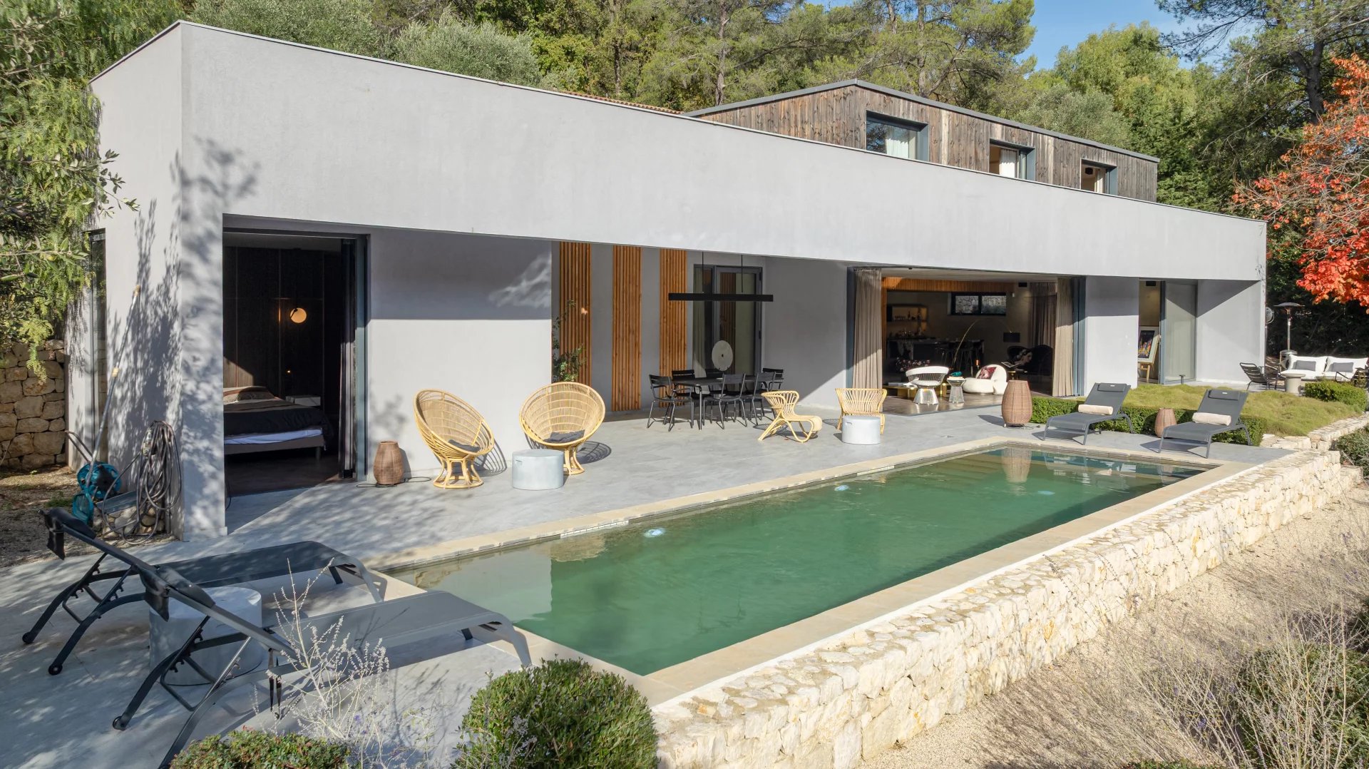 Contemporaine à pied du village 21