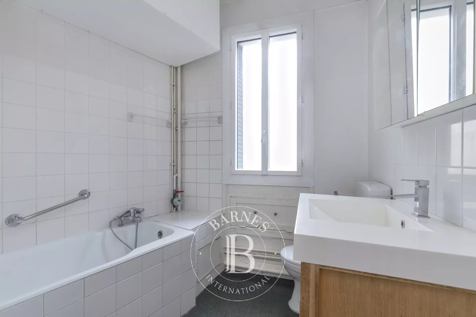 Neuilly-Achille Peretti - 1-bed apartment - Balcony - Within walking distance of the shops and public transport services - picture 9