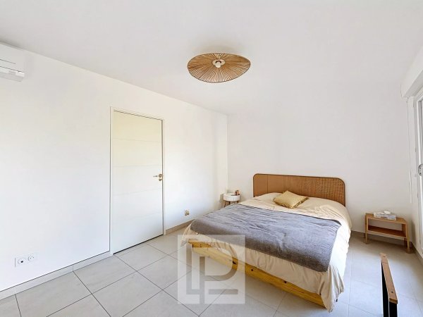 Within a recent residence – Close to all everyday amenities – Three bedroom apartment with a private garden — photo 5