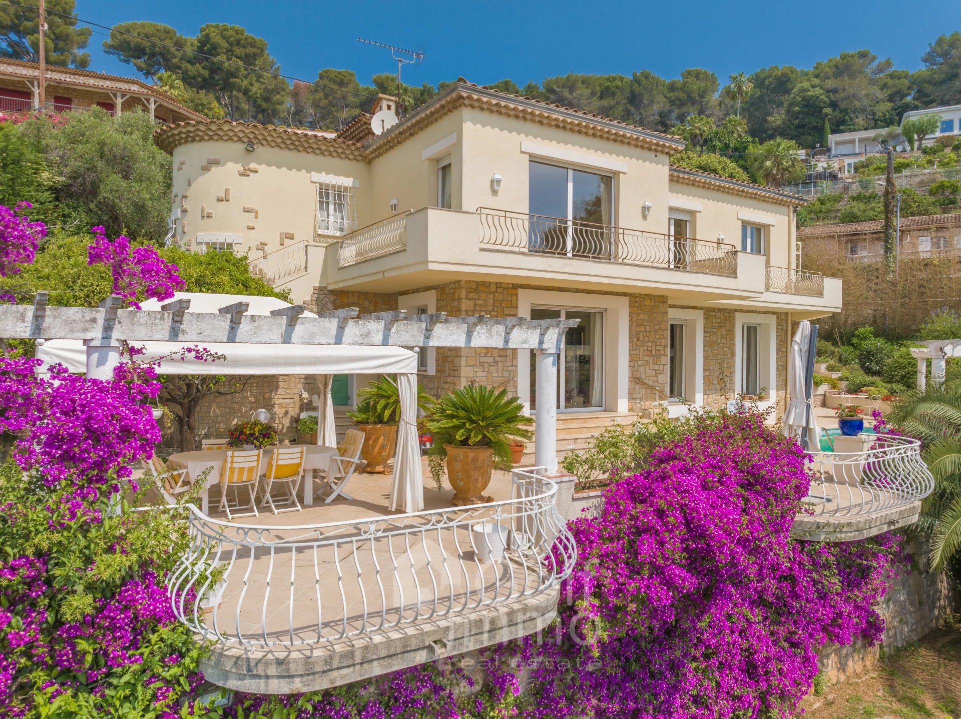 Villa avec vue mer panoramique  Hauters de Golf-Juan 225 m²  plus annexe sur un terrain de 1 688 m²