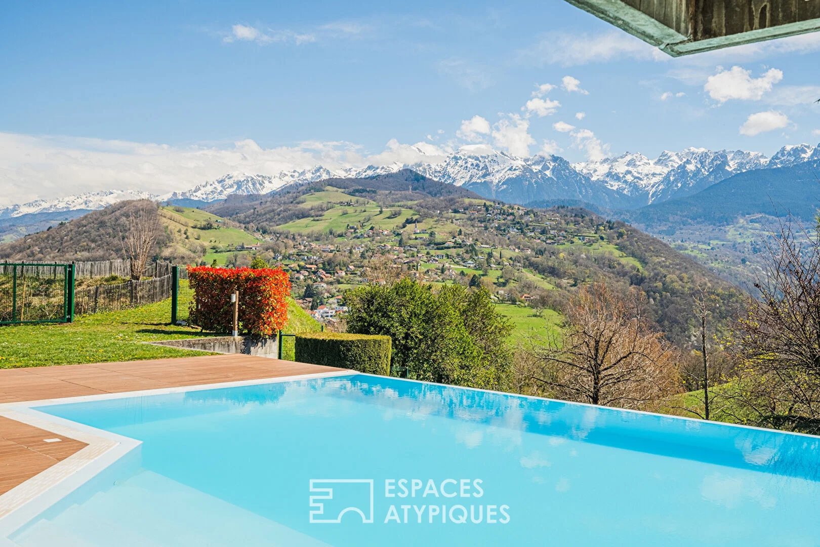 Villa d'architecte et son panorama d'exception sur la colline du Murier