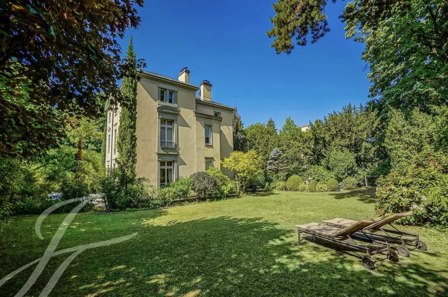 Magnifique Hôtel Particulier, jardin enchanteur, à deux pas du lac