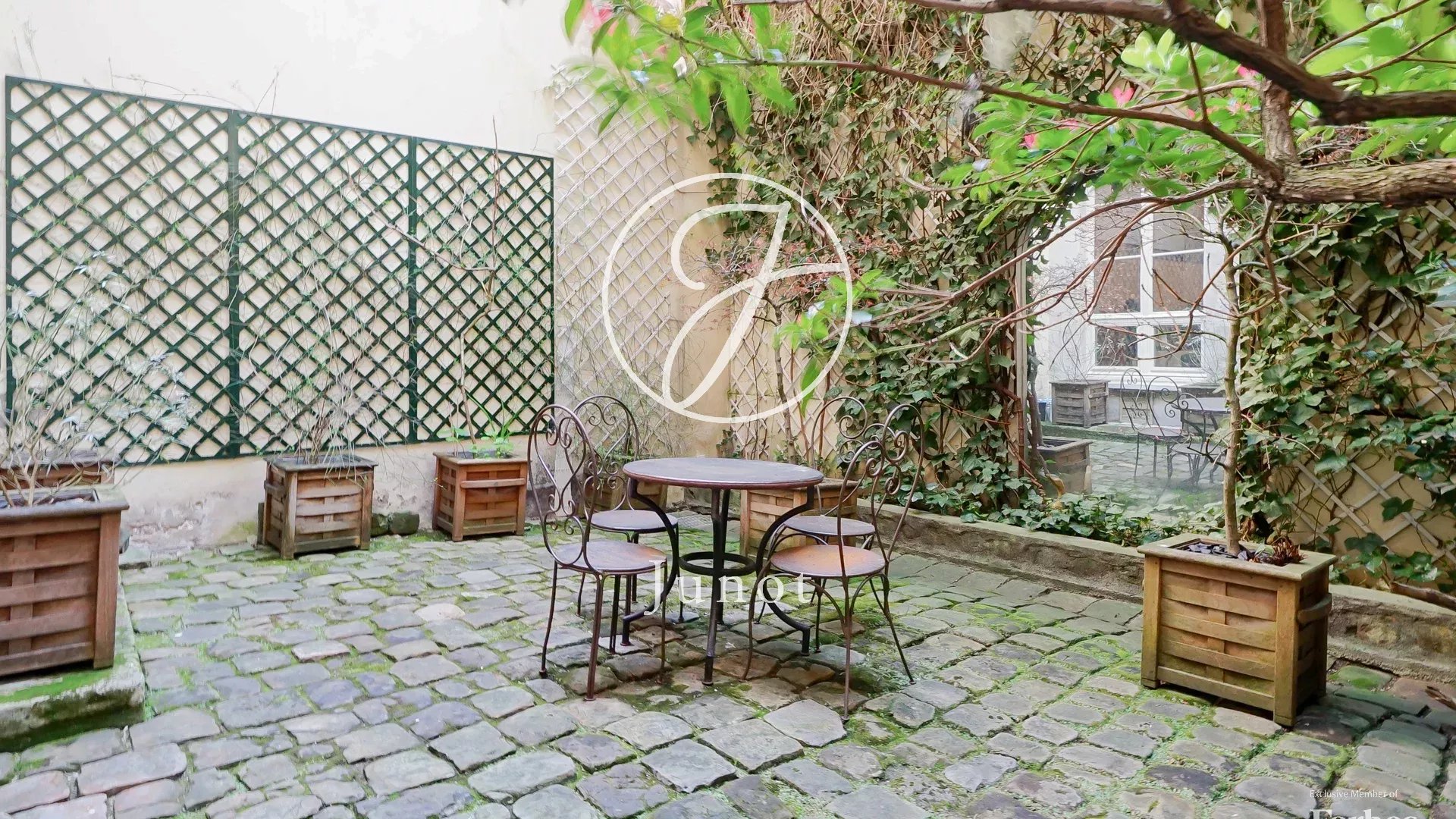Paris 3e - MARCHE DES ENFANTS ROUGES - Profession libérale à vendre - 4 pièces - 133.7m² Carrez.