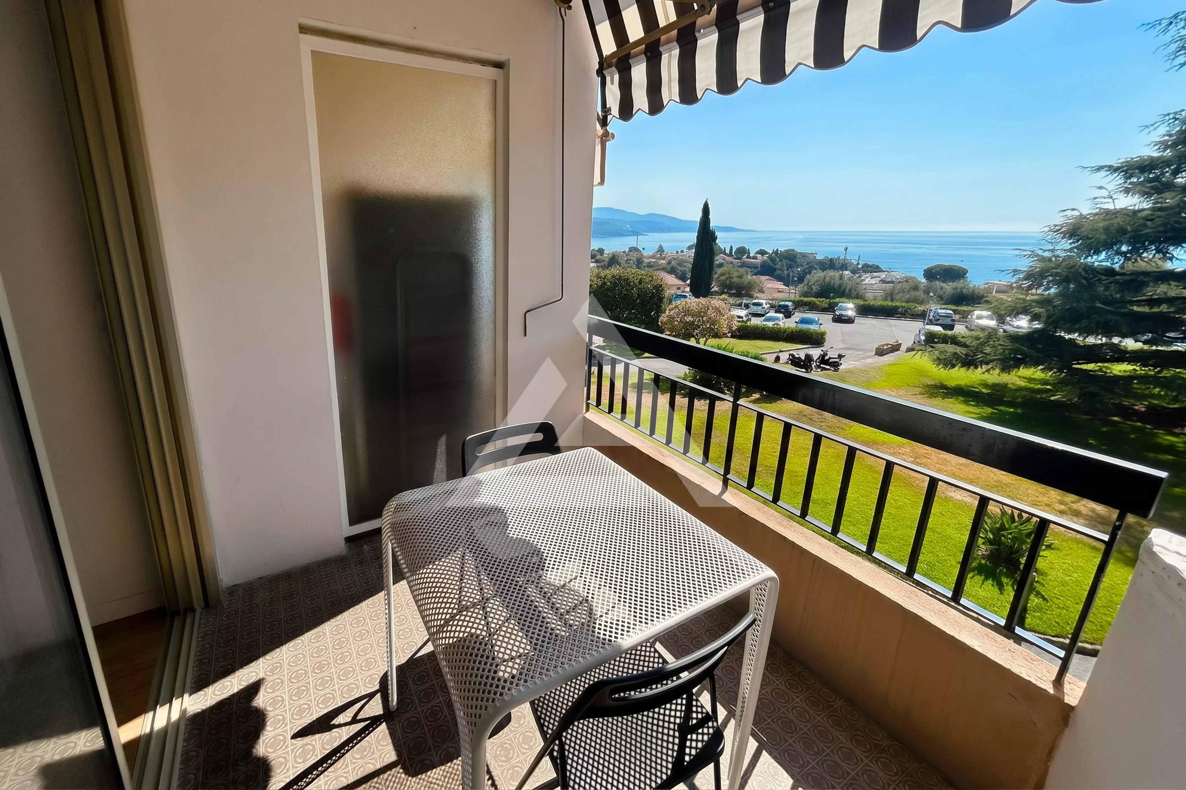 ROQUEBRUNE CAP MARTIN - TWO-BEDROOM FURNISHED FLAT - PARKING AND CELLAR