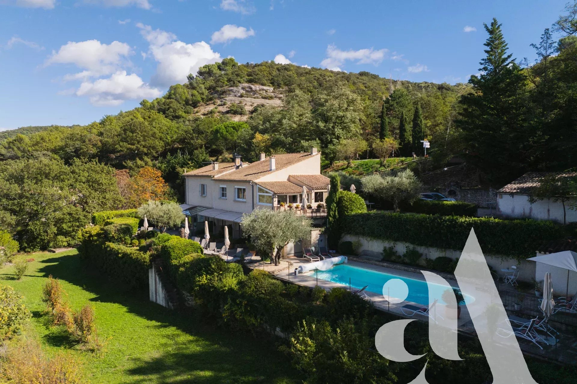 BONNIEUX-DEMEURE D'HÔTES AVEC PISCINE ET VUES PANORAMIQUES LUBERON