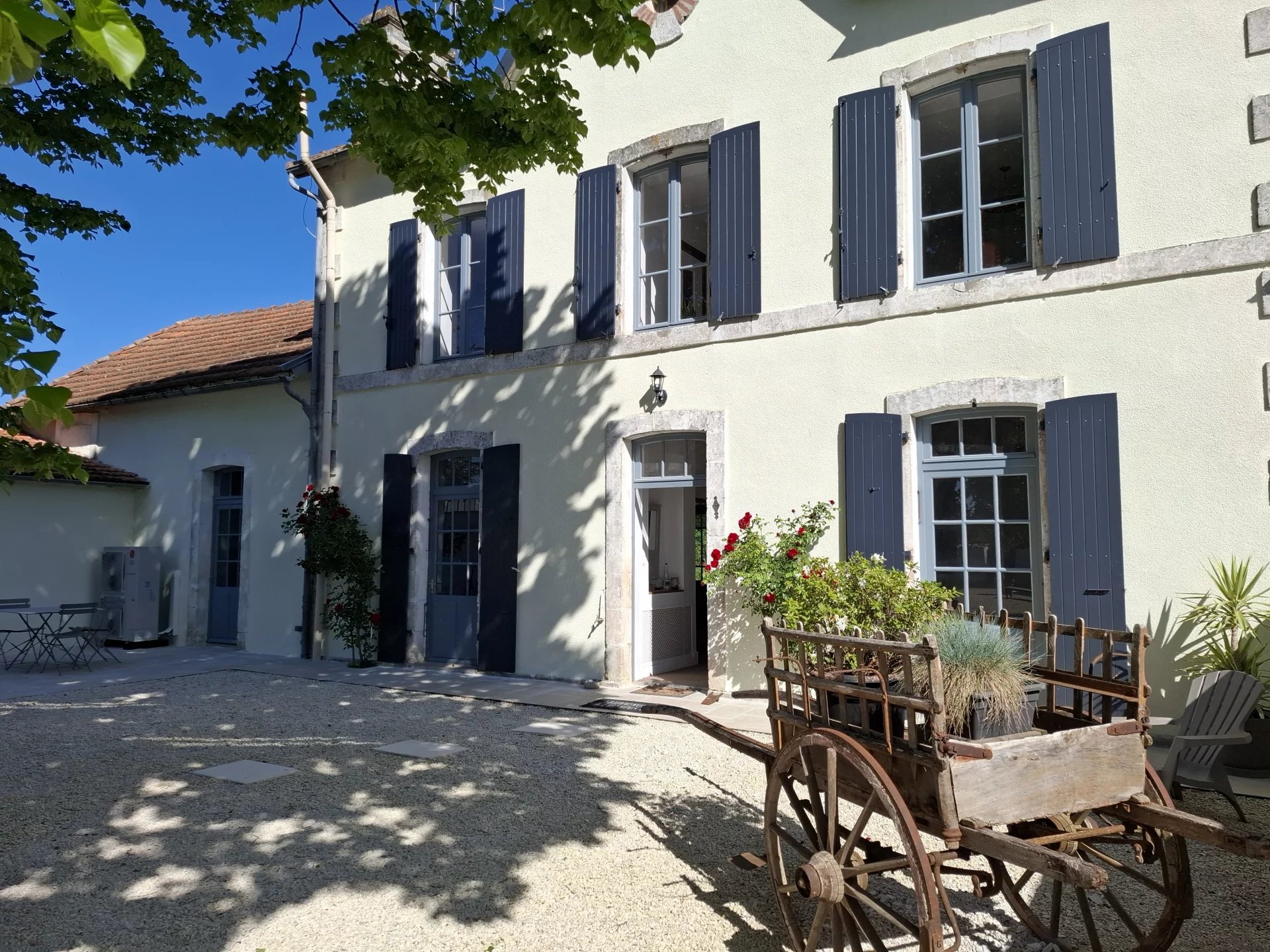 Ancienne école récemment rénovée, charmante et lumineuse