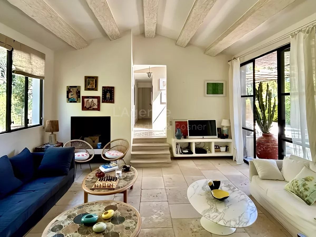 REF 581 : RAMATUELLE - GIRELLES - VILLA PROCHE DU CLUB 55 ET DES PLAGES DE PAMPELONNE