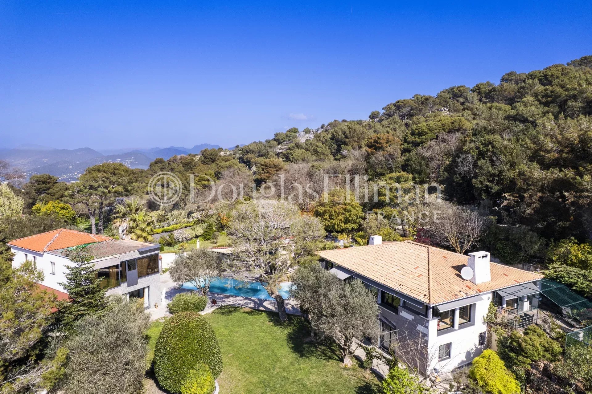EZE – Near Monaco: Two villas on a landscaped 4,300 m² park. - Picture n°3