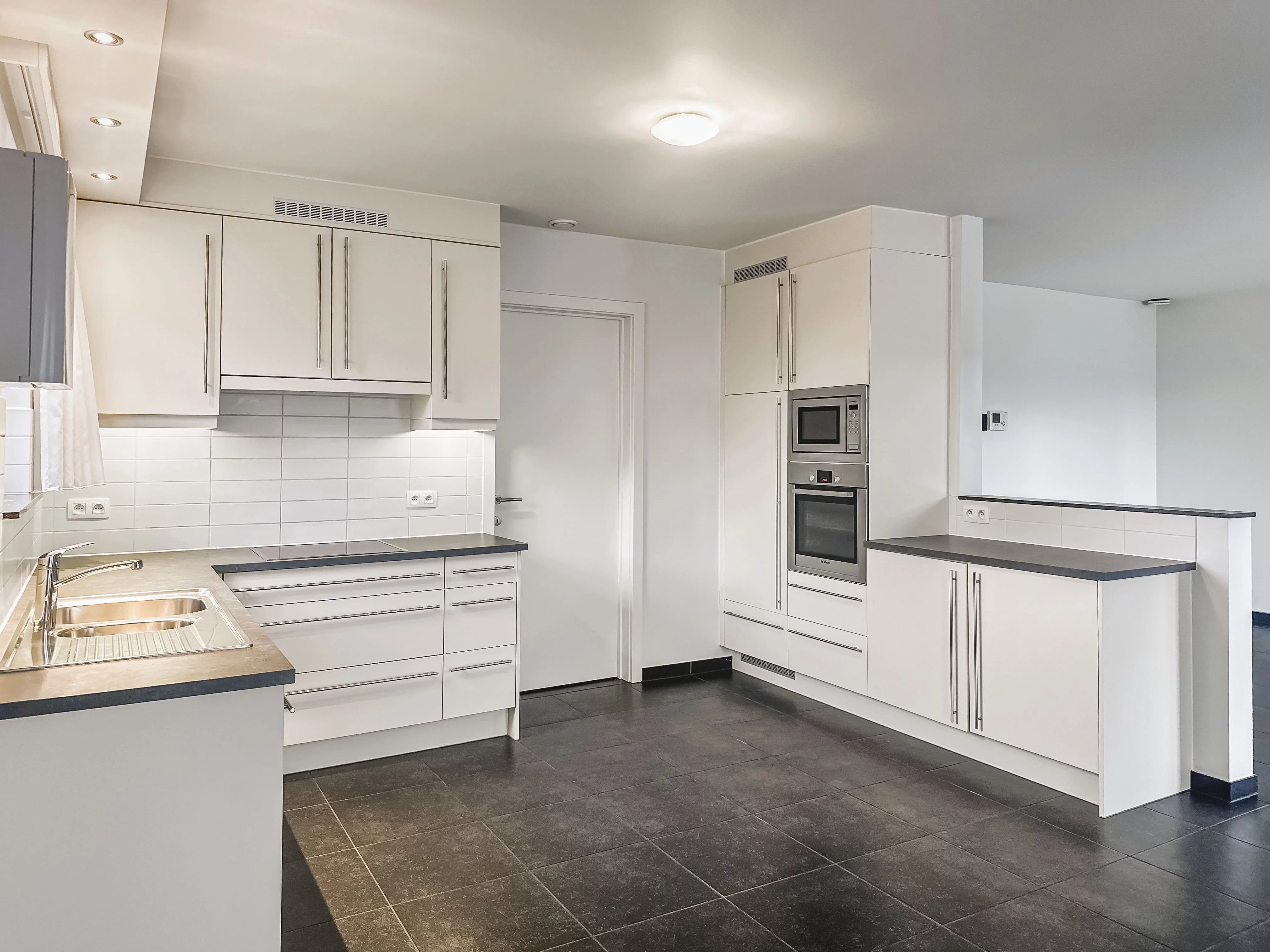 Zeer ruim instapklaar appartement met open uitzicht – 2 slpk – groot terras – garagebox + berging