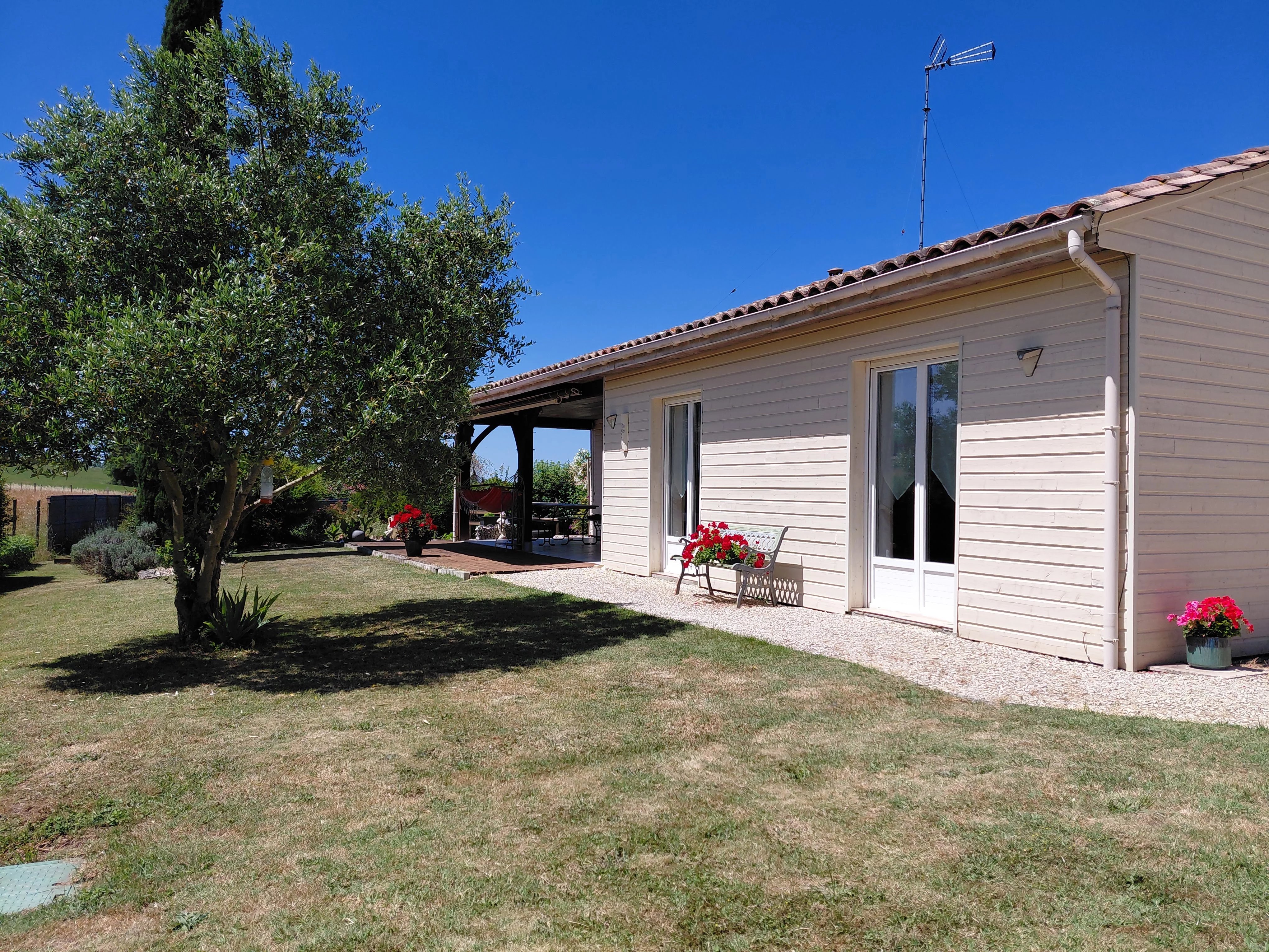 Single-storey house with double garage, workshop and 1200 m² of land