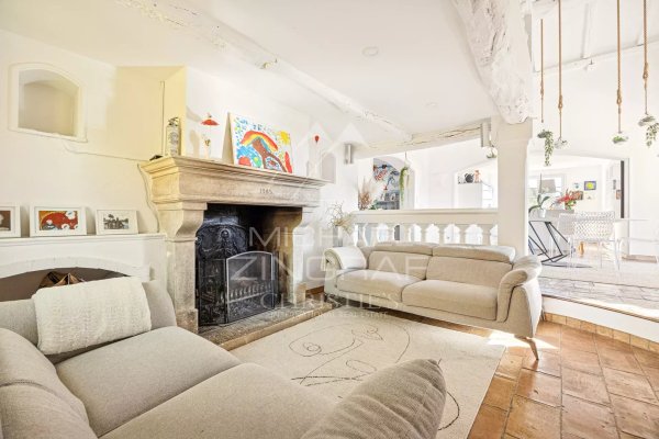 Charming Renovated Property with Guest Suites and Wellness Area — photo 6