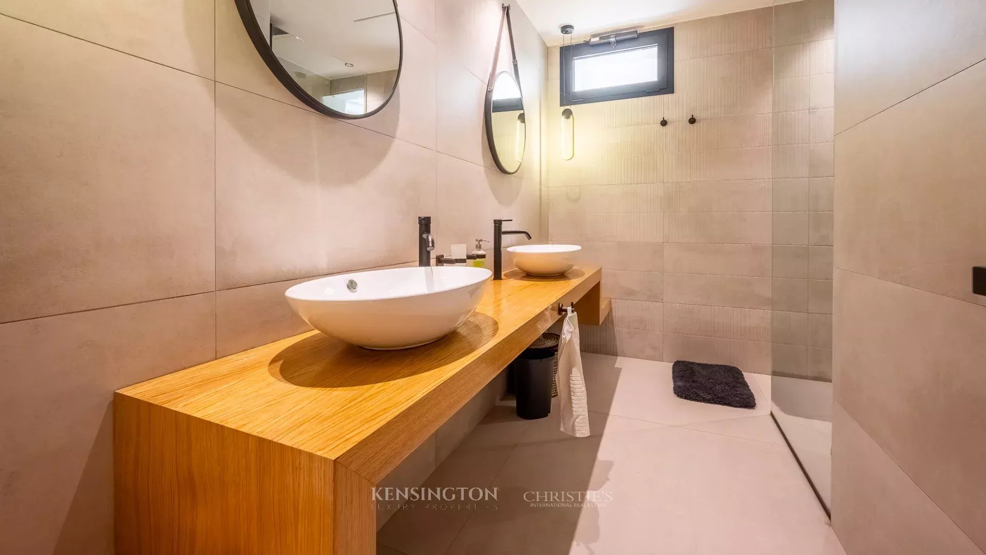 8 Bedroom Villa/Townhouse's Image 59