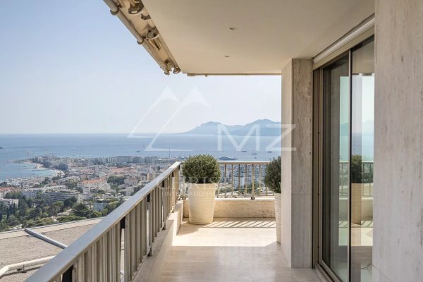 Contemporary 4-room apartment with panoramic sea view — photo 2