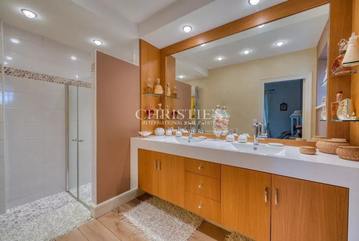 5 Bedroom Villa/Townhouse's Image 10