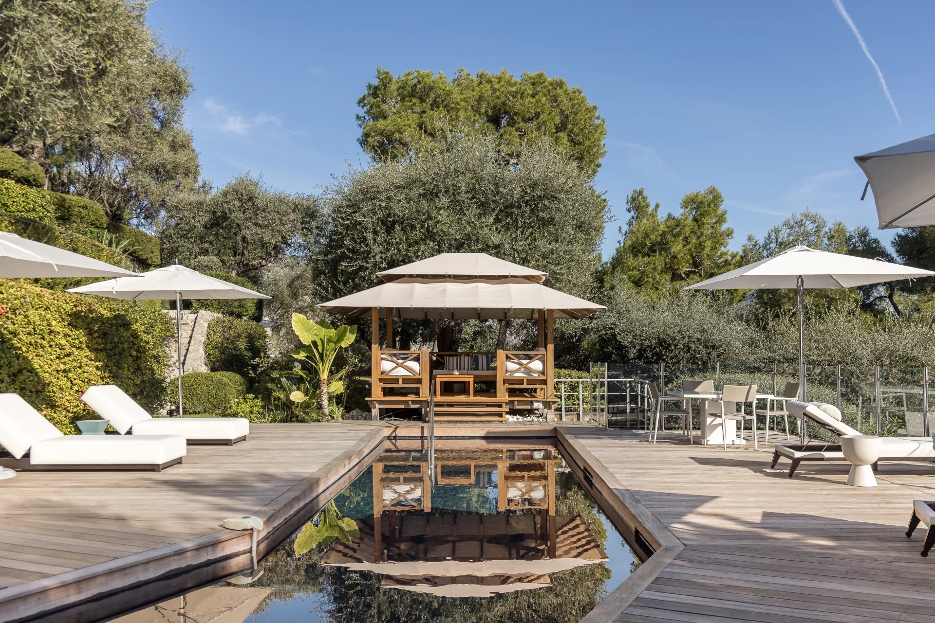 Contemporary 5-bedroom villa with panoramic view