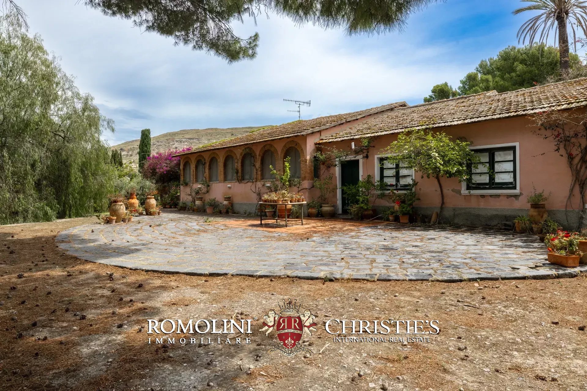 8 Bedroom Villa/Townhouse's Image 18