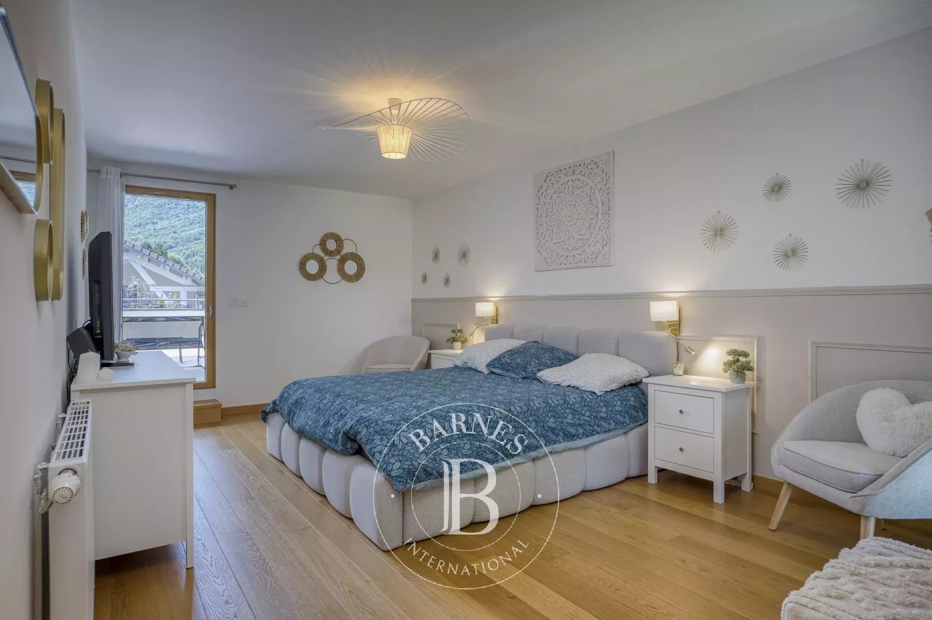 BARNES Pays de Gex – DIVONNE-LES-BAINS – SECTEUR RÉSIDENTIEL – VILLA D’ARCHITECTE RÉNOVÉE AVEC PISCINE - picture 20