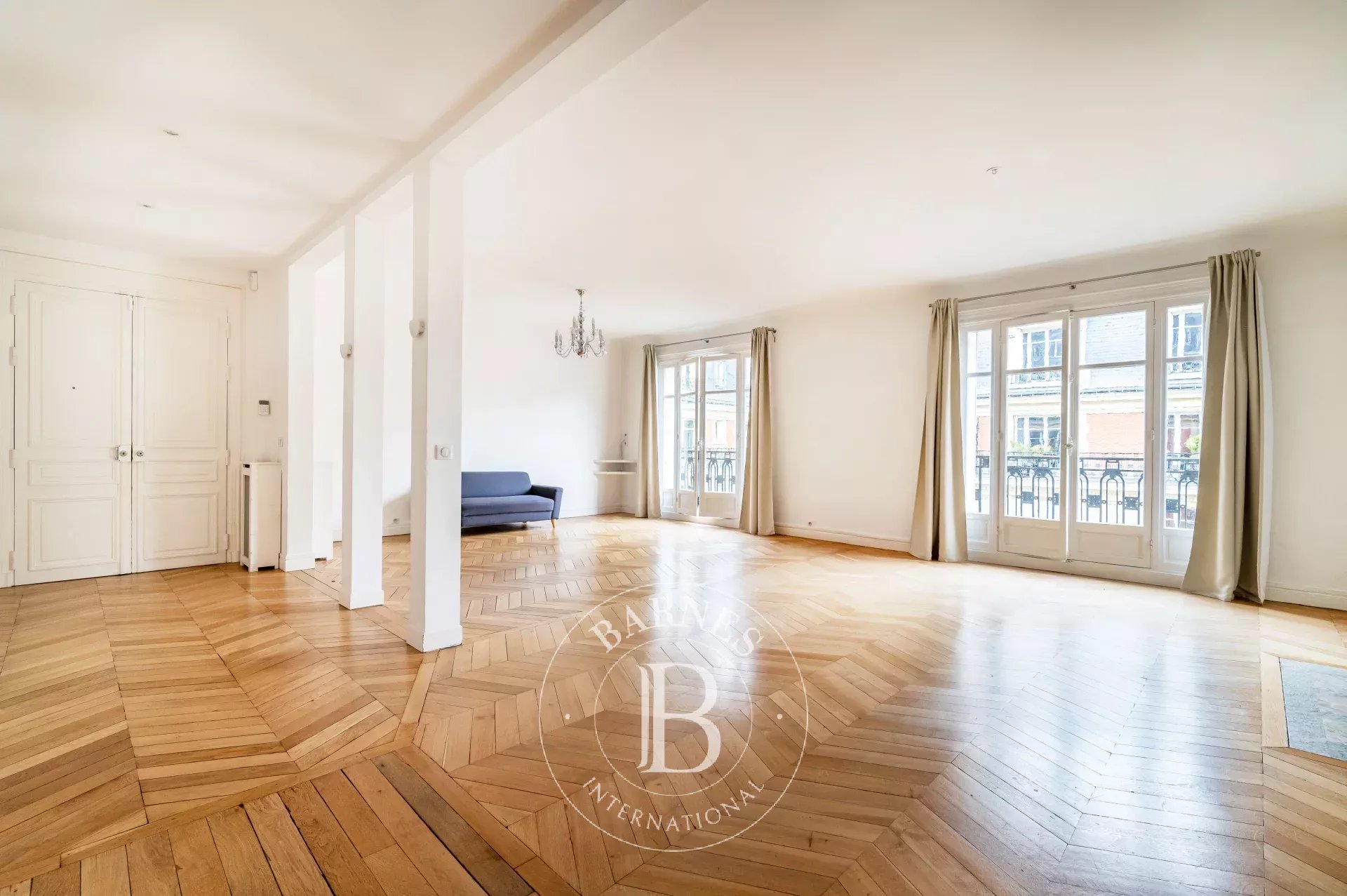 Neuilly - Sainte Foy-Mairie - 3-bed apartment - Balconies - Period features