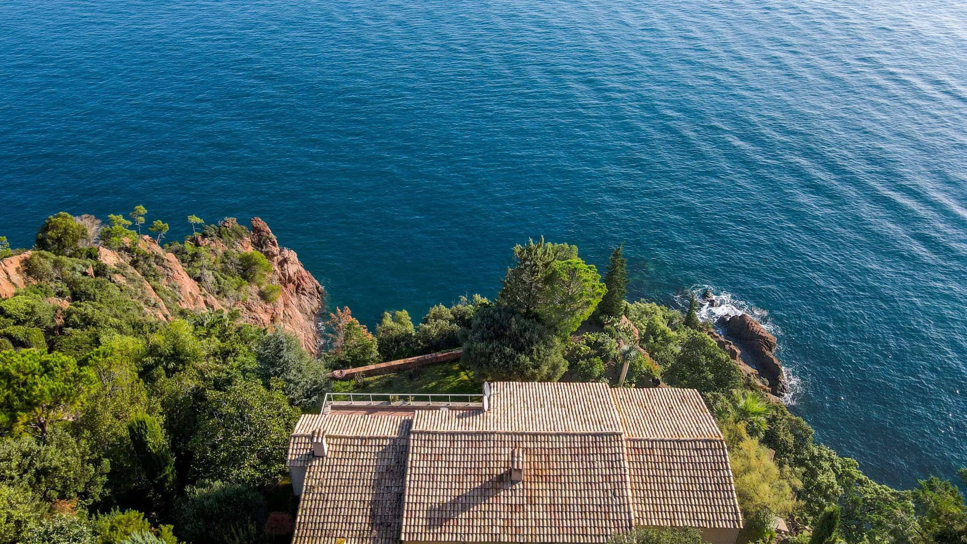 Villa pieds dans l'eau à Theoule - domaine sécurisé