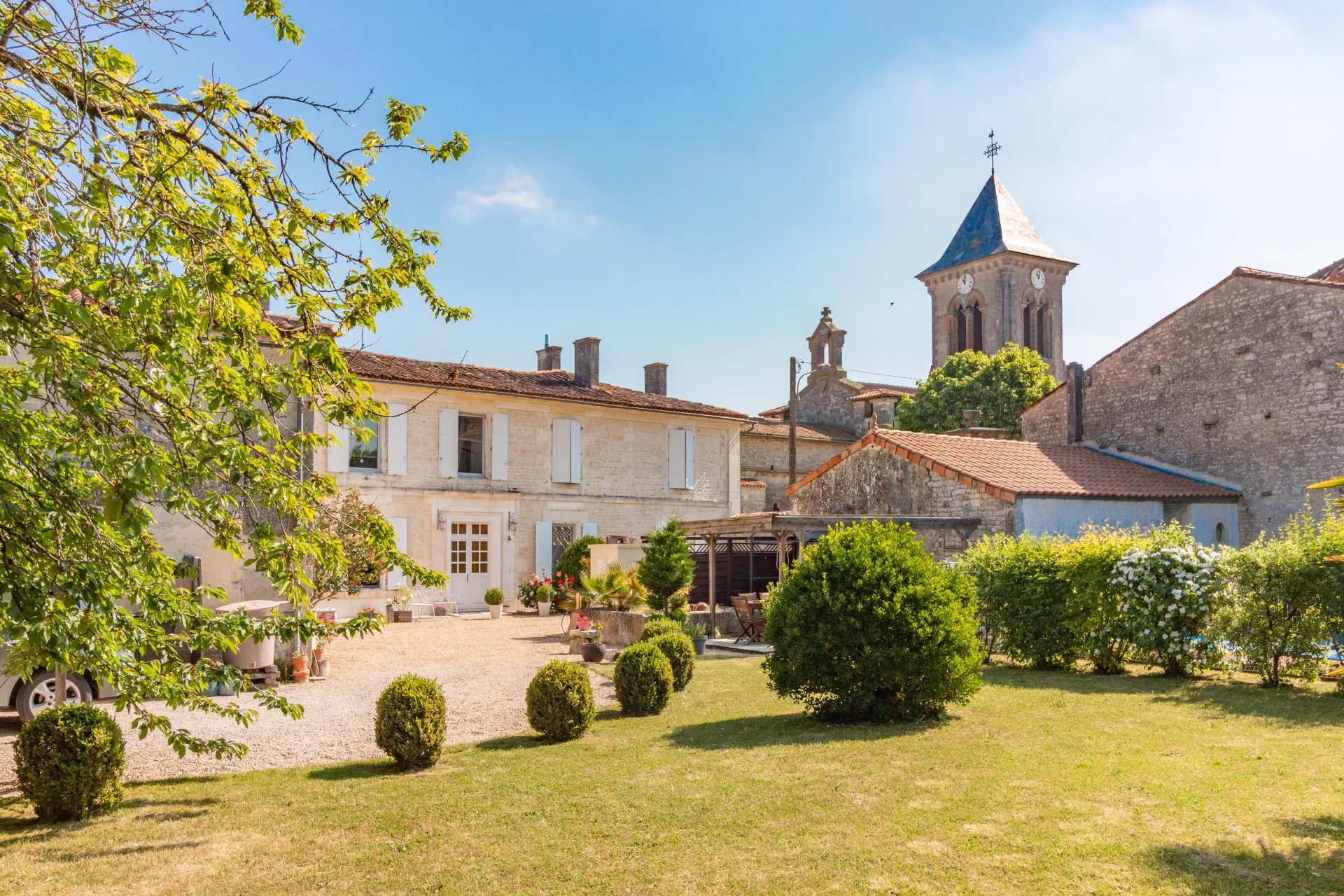 Magnifique Maison de Maître avec piscine et jolis jardins