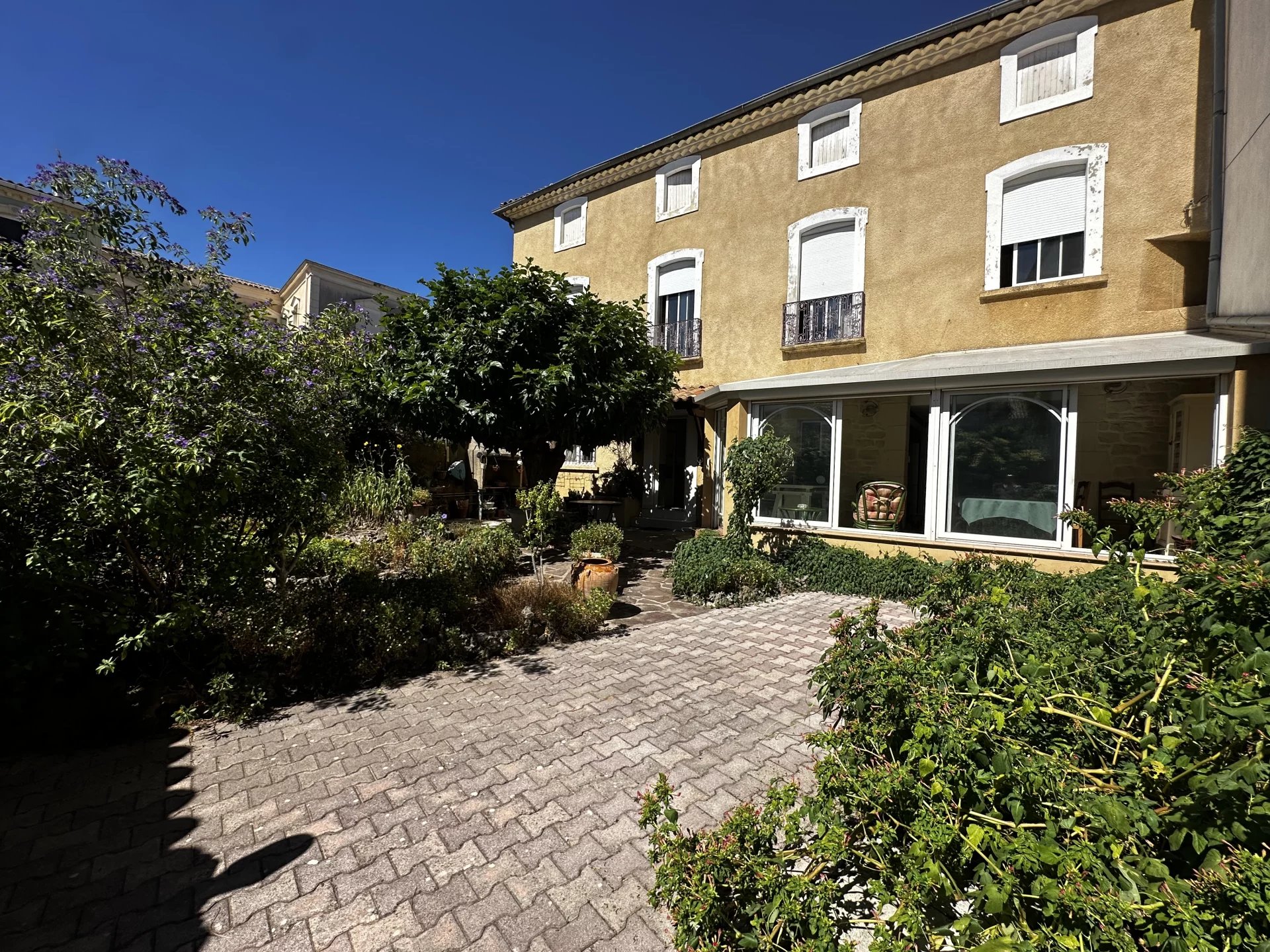 vaste maison de ville  180 m2 plus cour.