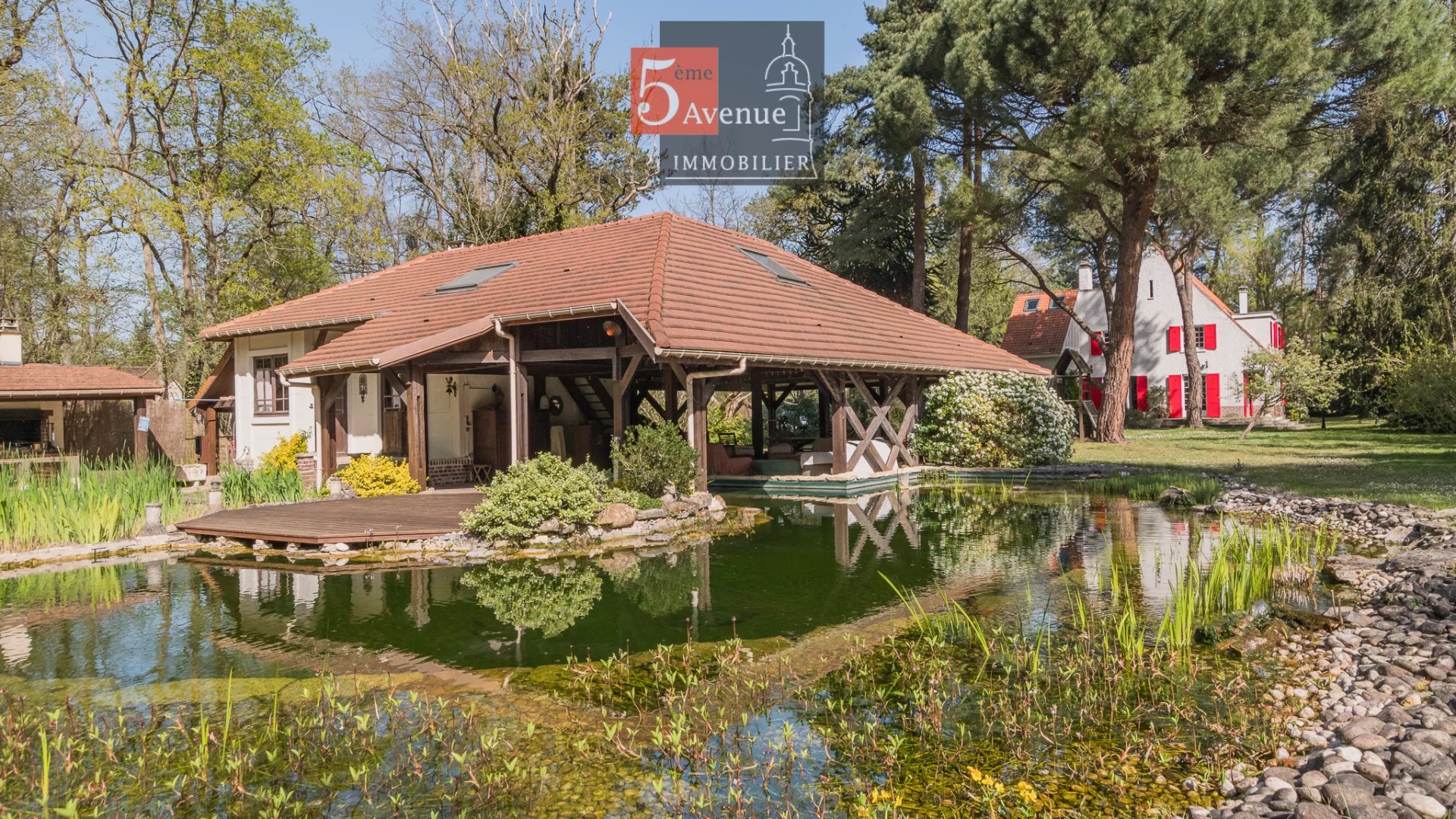 Maison des années 1930 avec dépendance sur 4 300 m2 dans le