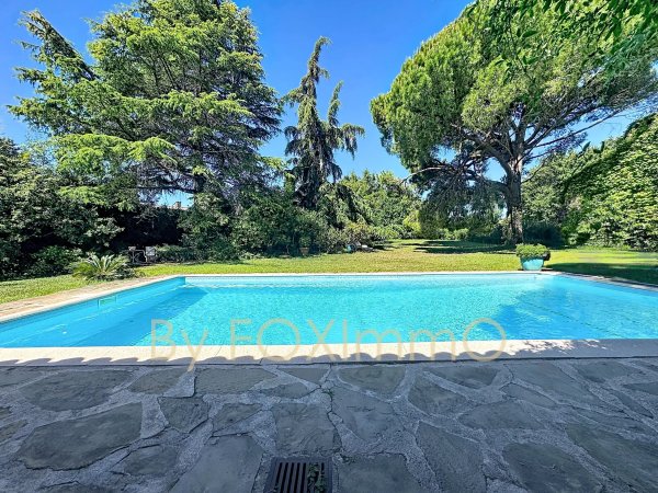 Mougins, on the heights of Cannes, villa about 235m2 habitable 5 rooms plus dependences, pools, parking — photo 1