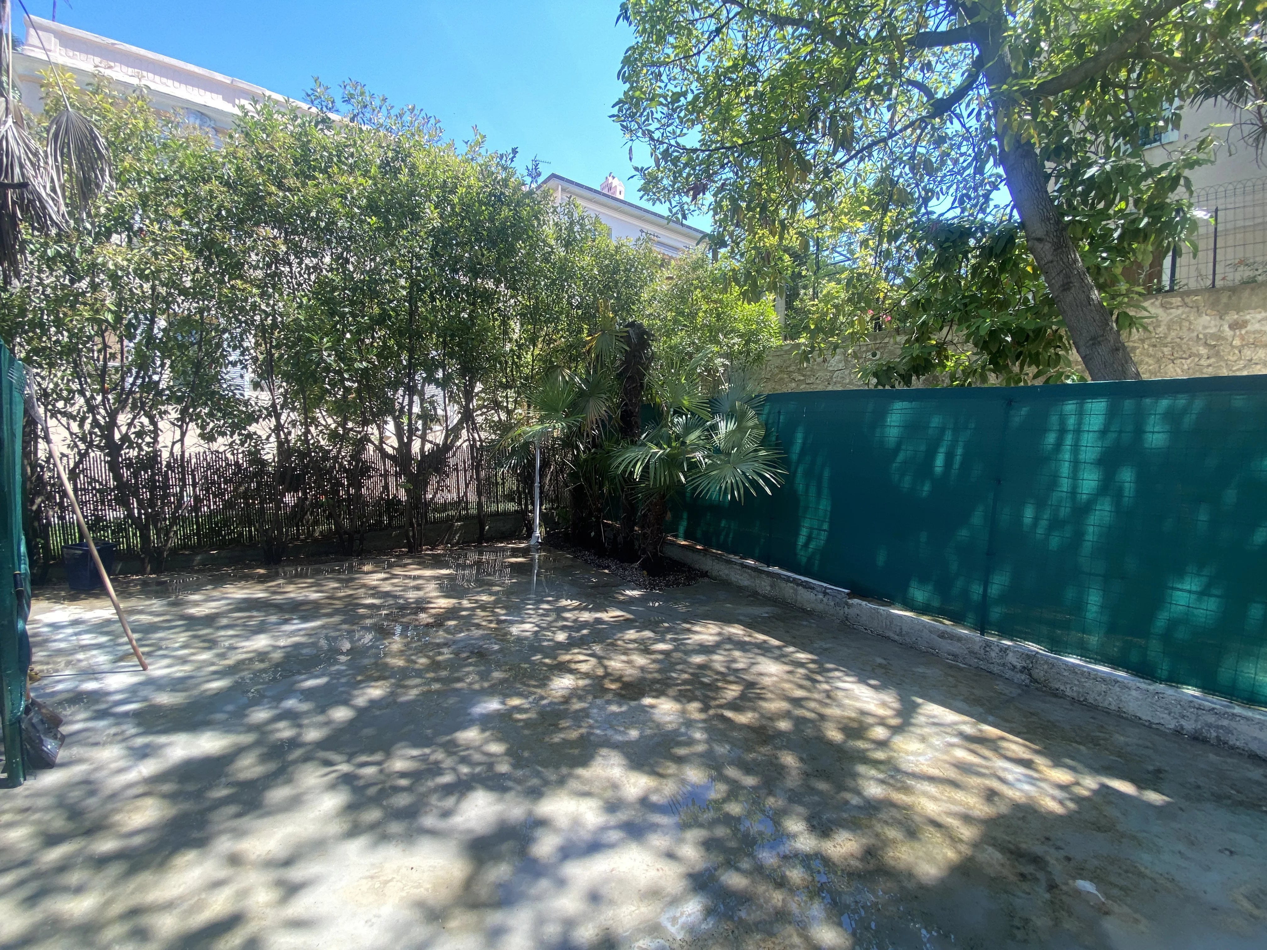STUDIO AVEC COIN NUIT REZ DE JARDIN