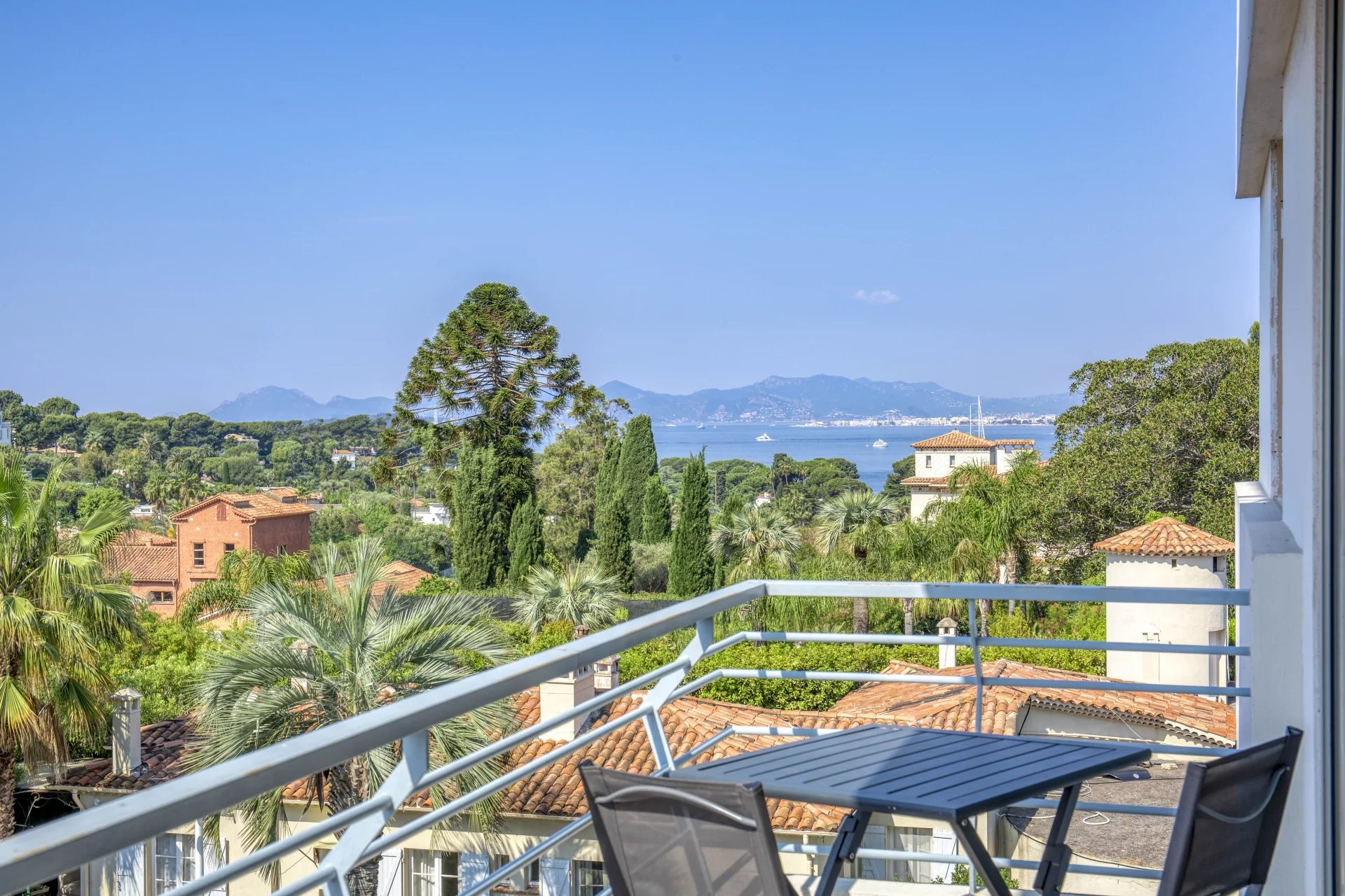 A superb sea view apartment in Cap d'Antibes