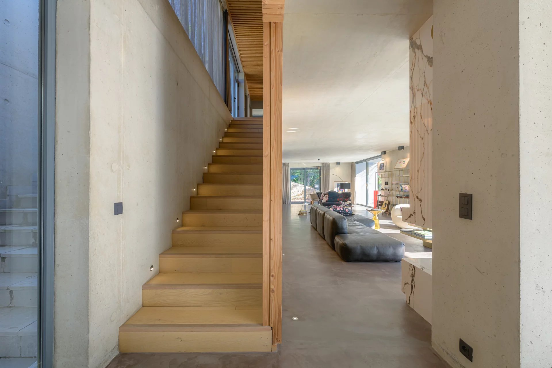 Contemporaine à pied du village 9