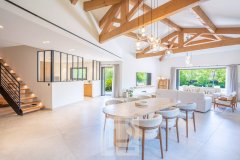 Elegant Contemporary Villa in a Peaceful Residential Setting, Walking Distance to Amenities — photo 6 of 7