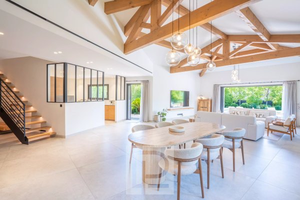 Elegant Contemporary Villa in a Peaceful Residential Setting, Walking Distance to Amenities — photo 6