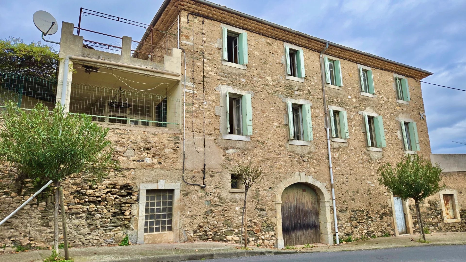 Opportunité de rénovation : Maison de village avec 3 appartements