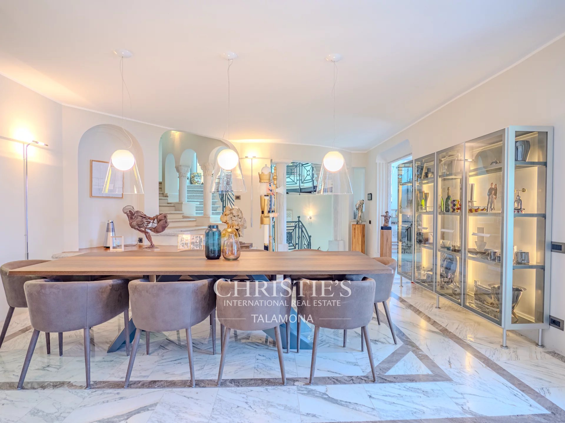6 Bedroom Villa/Townhouse's Image 8