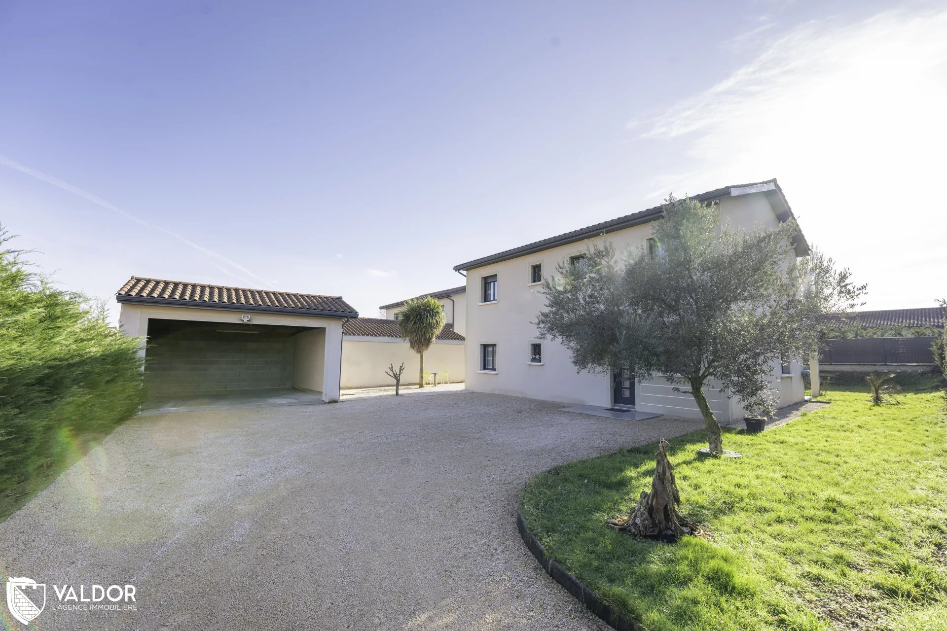 Maison récente 5 chambres - centre village