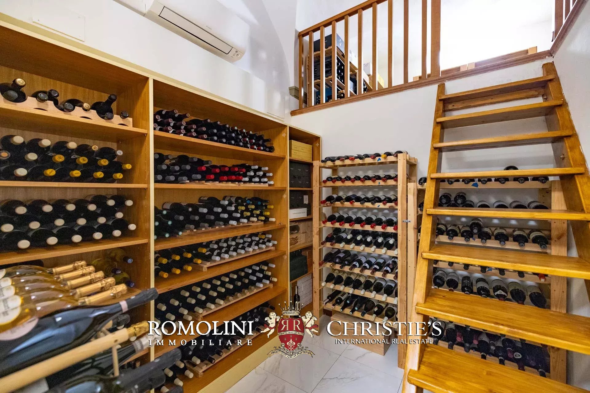 PRACHTVOLLER RESTAURIERTER PALAZZO MIT BLICK AUF DAS HISTORISCHE ZENTRUM VON FLORENZ ZU VERKAUFEN