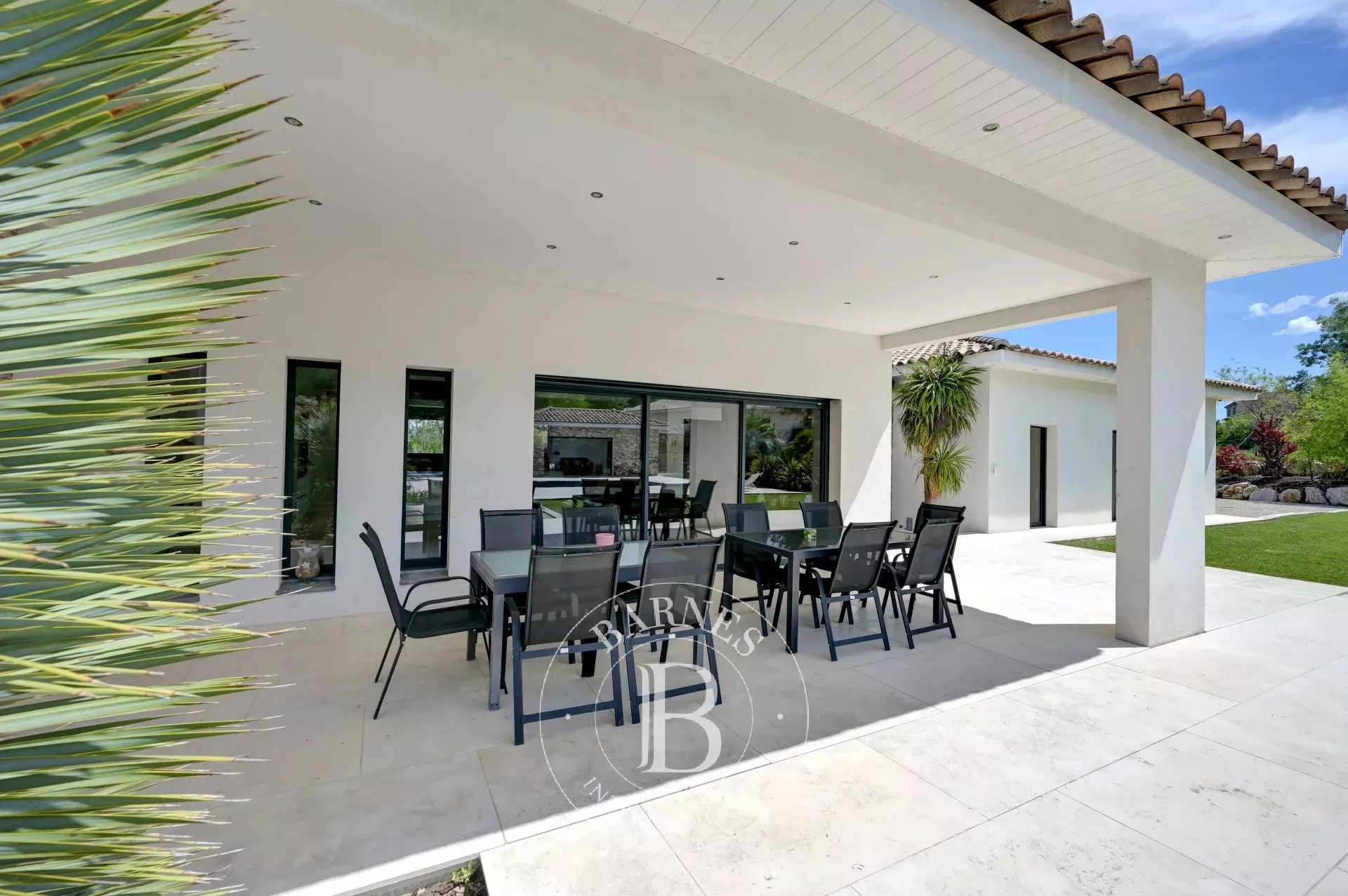 20 minutes from Aix-en-Provence – Contemporary single-story house – 7 bedrooms – Heated swimming pool – Landscaped garden of 4,000 m² – Absolute tranquility