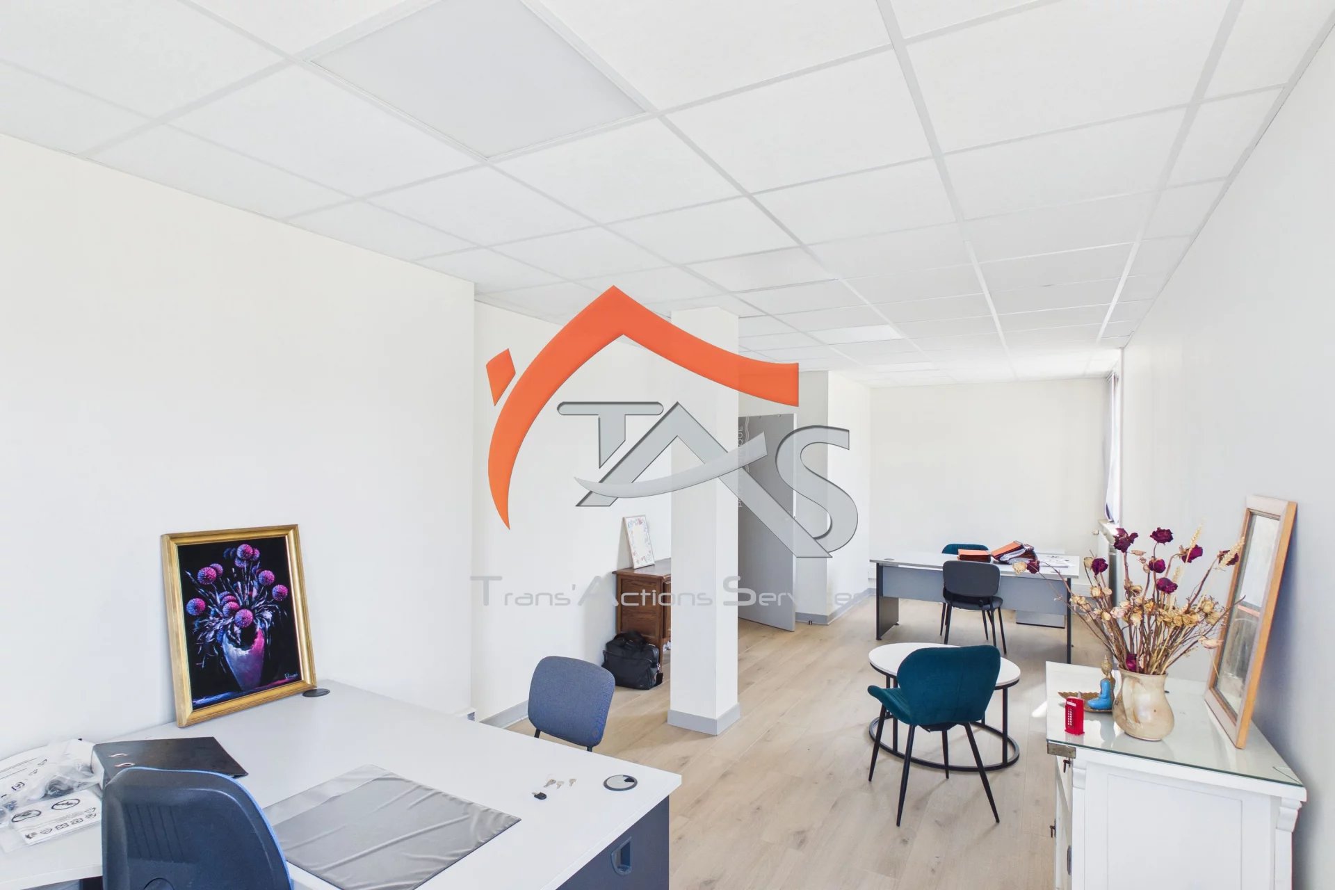 Bureaux de 214,20 m² - Photo 2
