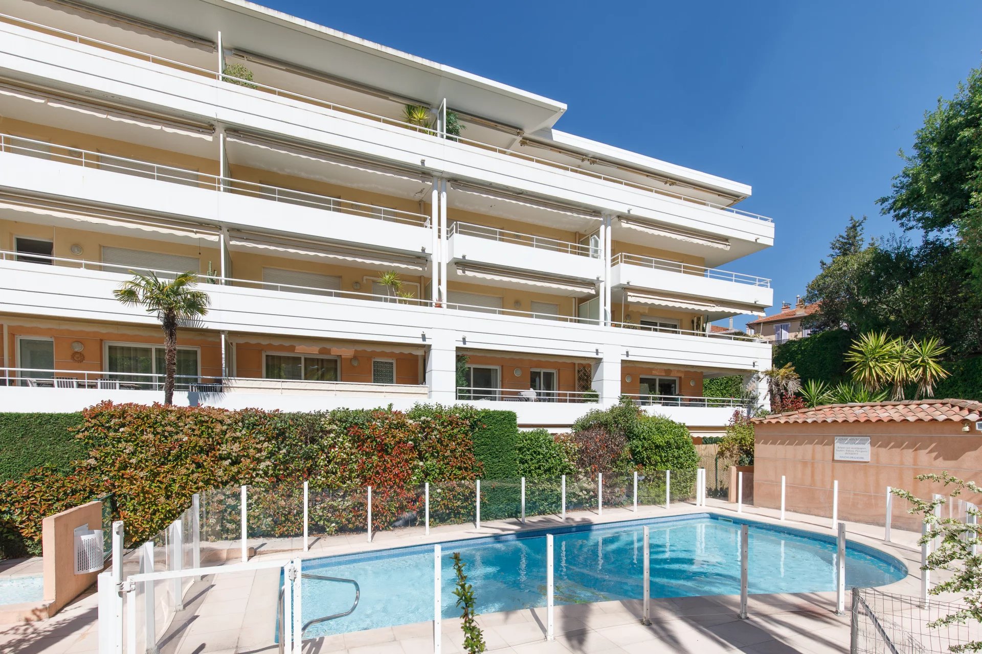 A VENDRE  : CENTRE CANNES DERNIER ETAGE  4P 141M² + 43M² TERRASSE Vue  Collines