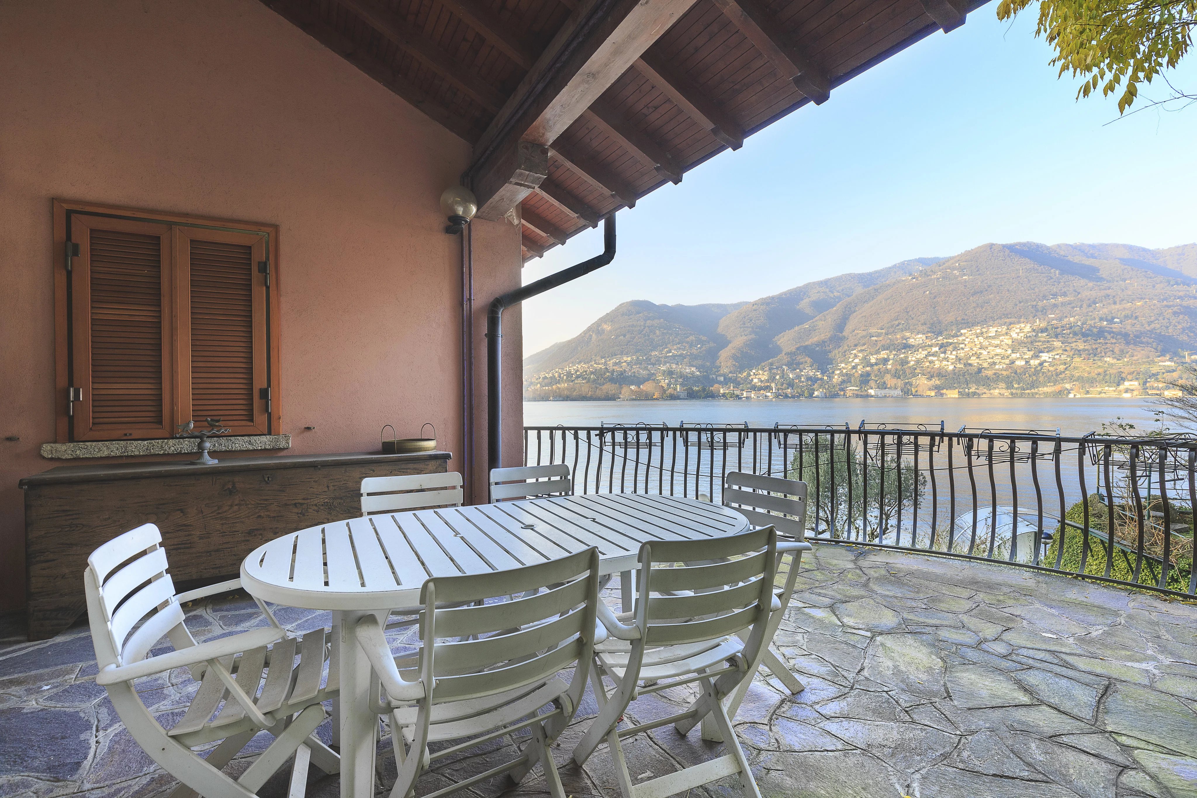 Portion of Villa, pied à l'eau, for sale in Como, on the Lake. - picture 23 title=